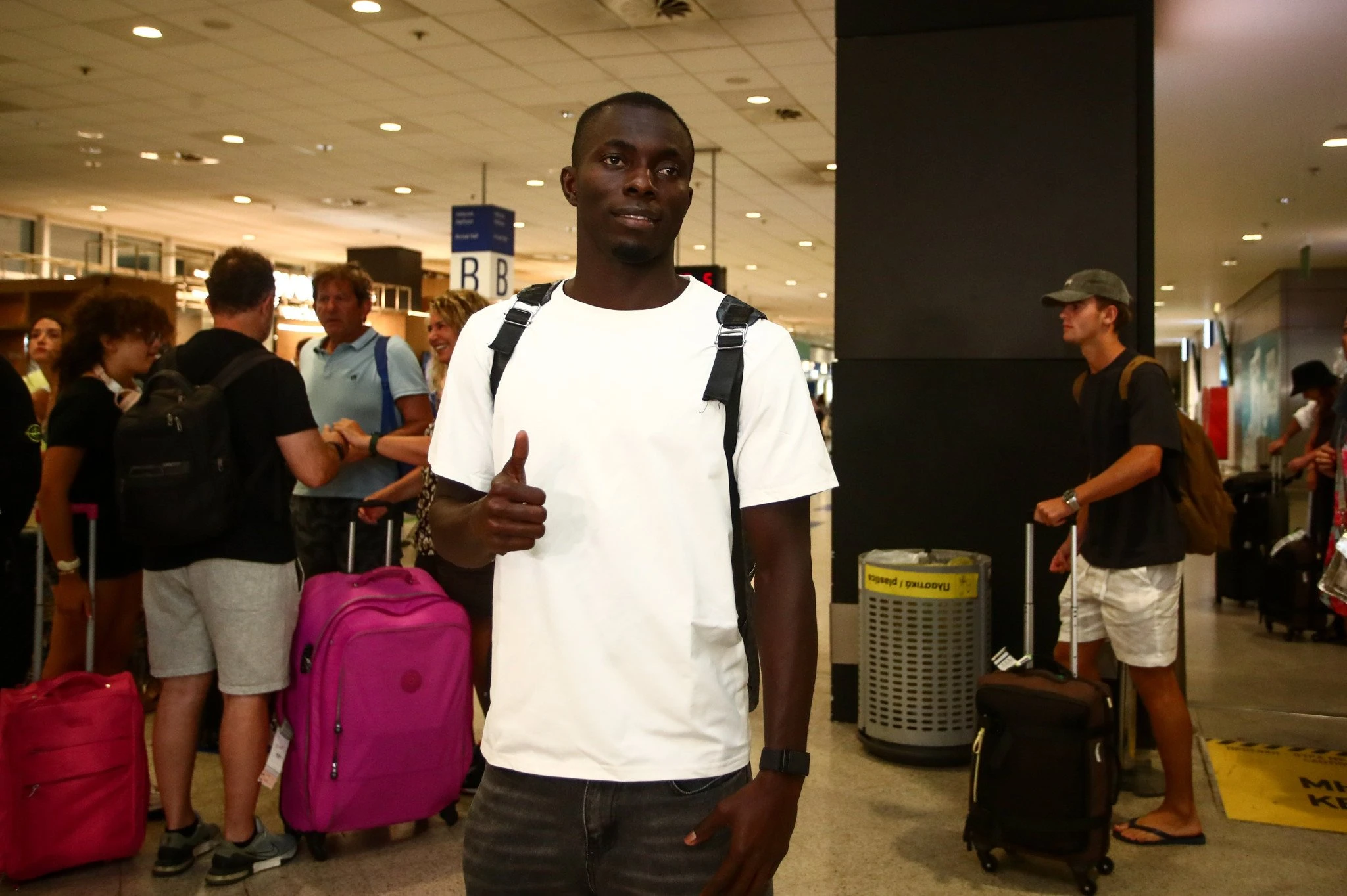 Ο Αμπντουλί Μανέ στην Ελλάδα για τον Ολυμπιακό / Πηγή: Eurokinissi