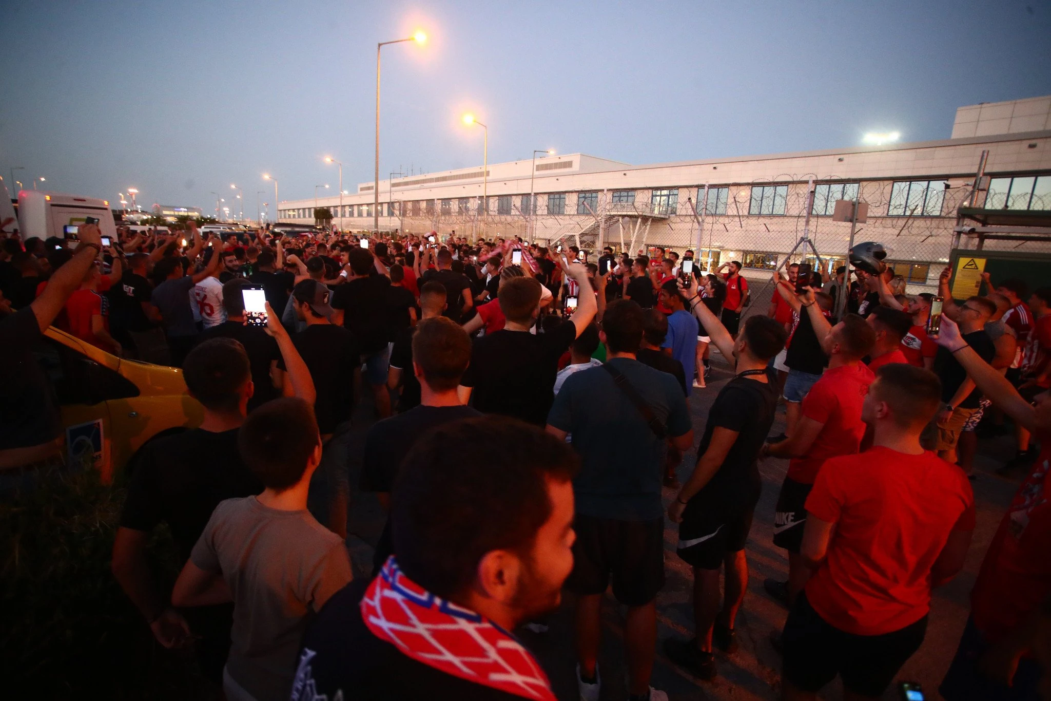 Ο κόσμος του Ολυμπιακού στο αεροδρόμιο / Πηγή: Eurokinissi