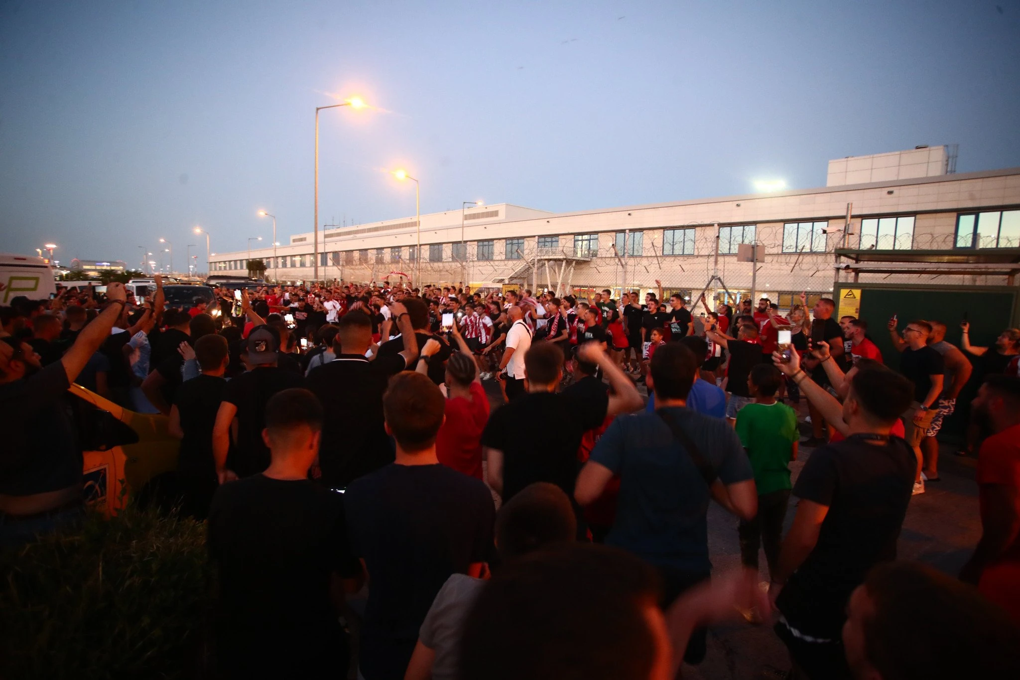 Ο κόσμος του Ολυμπιακού στο αεροδρόμιο / Πηγή: Eurokinissi