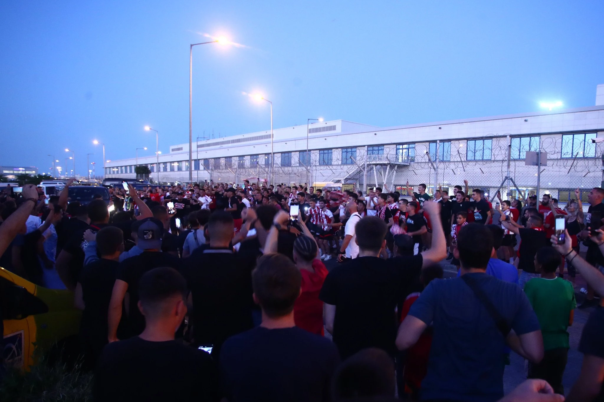Ο κόσμος του Ολυμπιακού στο αεροδρόμιο / Πηγή: Eurokinissi