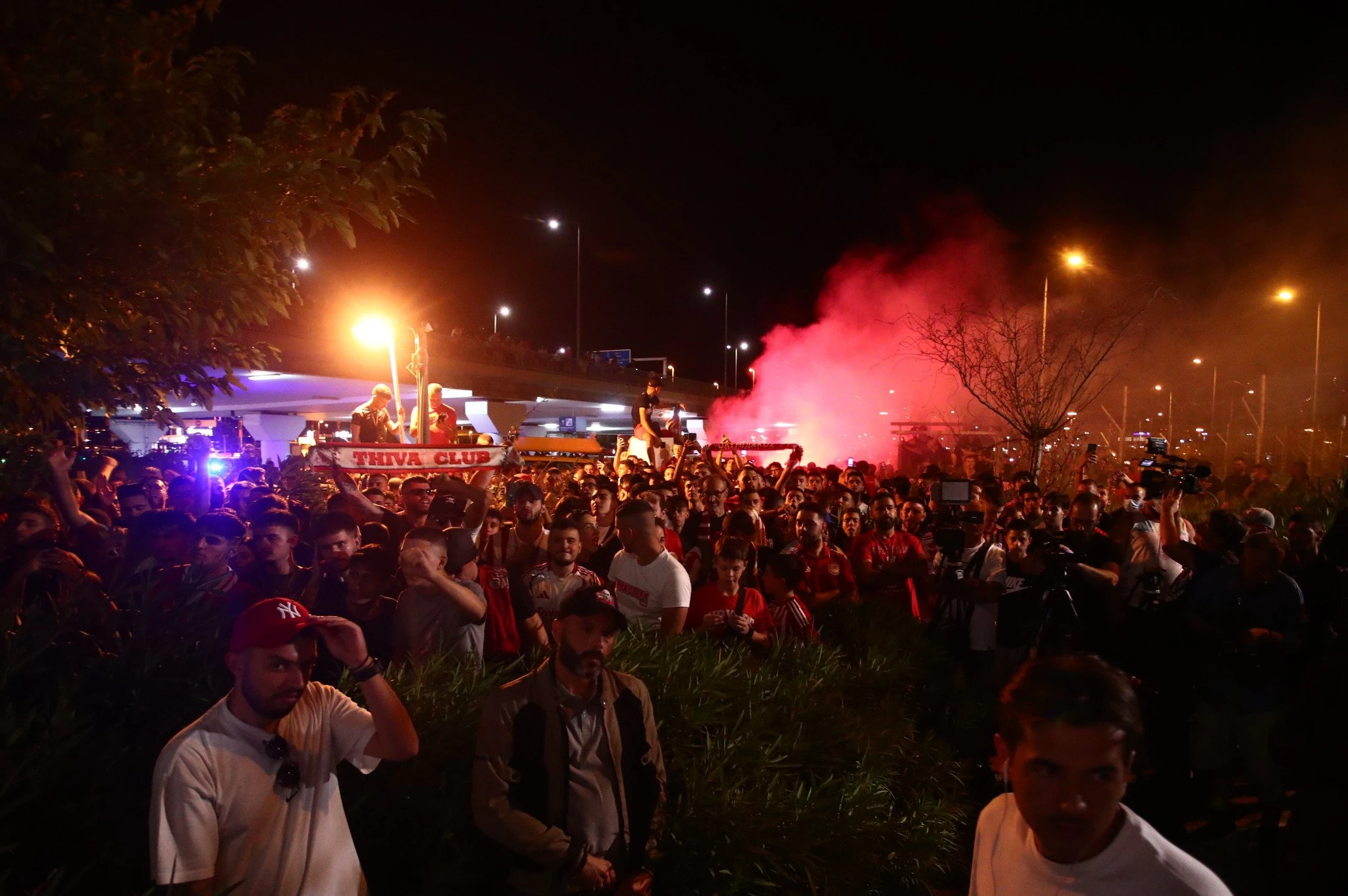 Ο κόσμος του Ολυμπιακού στο αεροδρόμιο / Πηγή: Eurokinissi