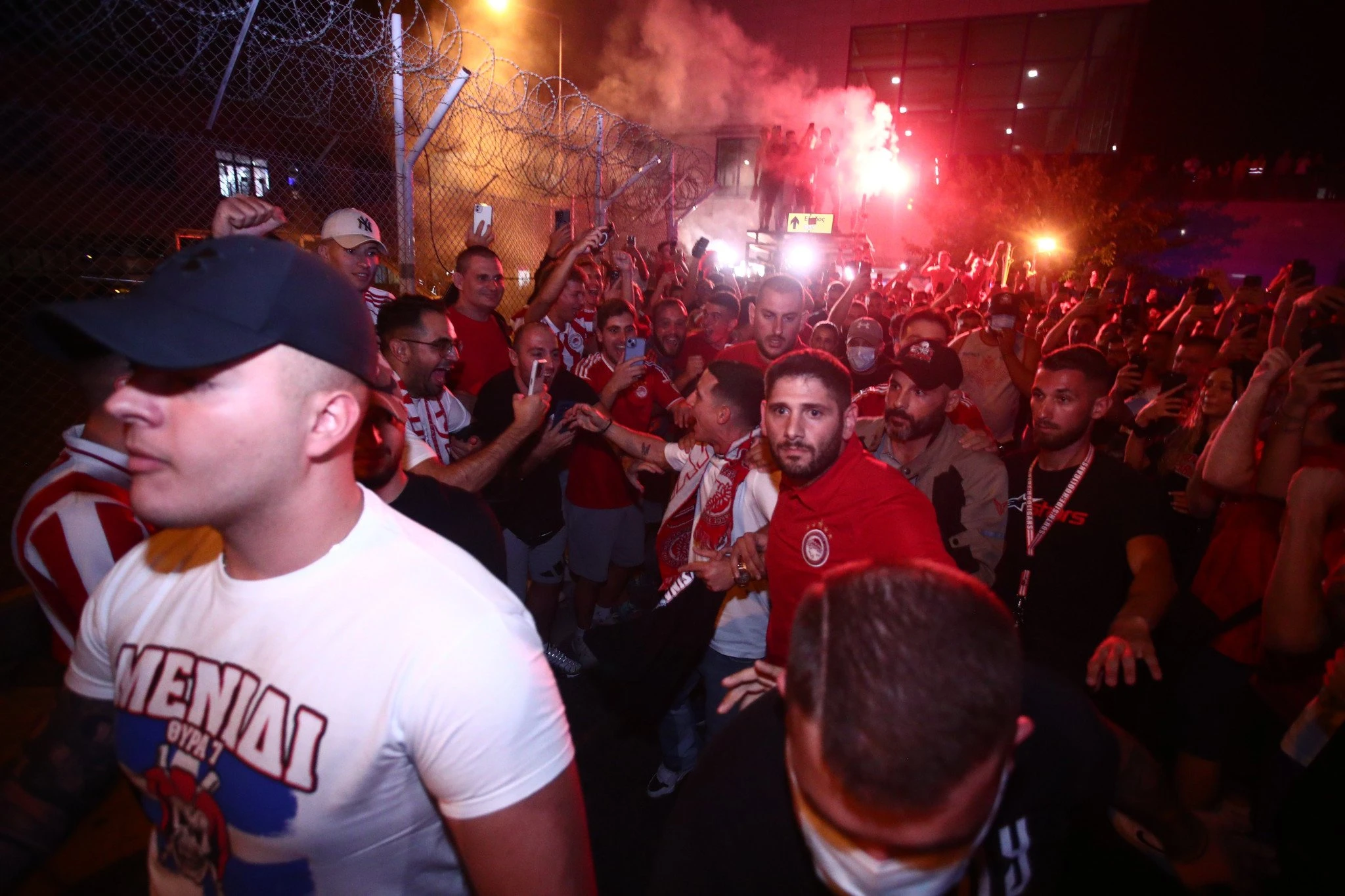 Οι φίλοι του Ολυμπιακού στο αεροδρόμιο για τον Ντάνιελ Ποντένσε / Πηγή: Eurokinissi