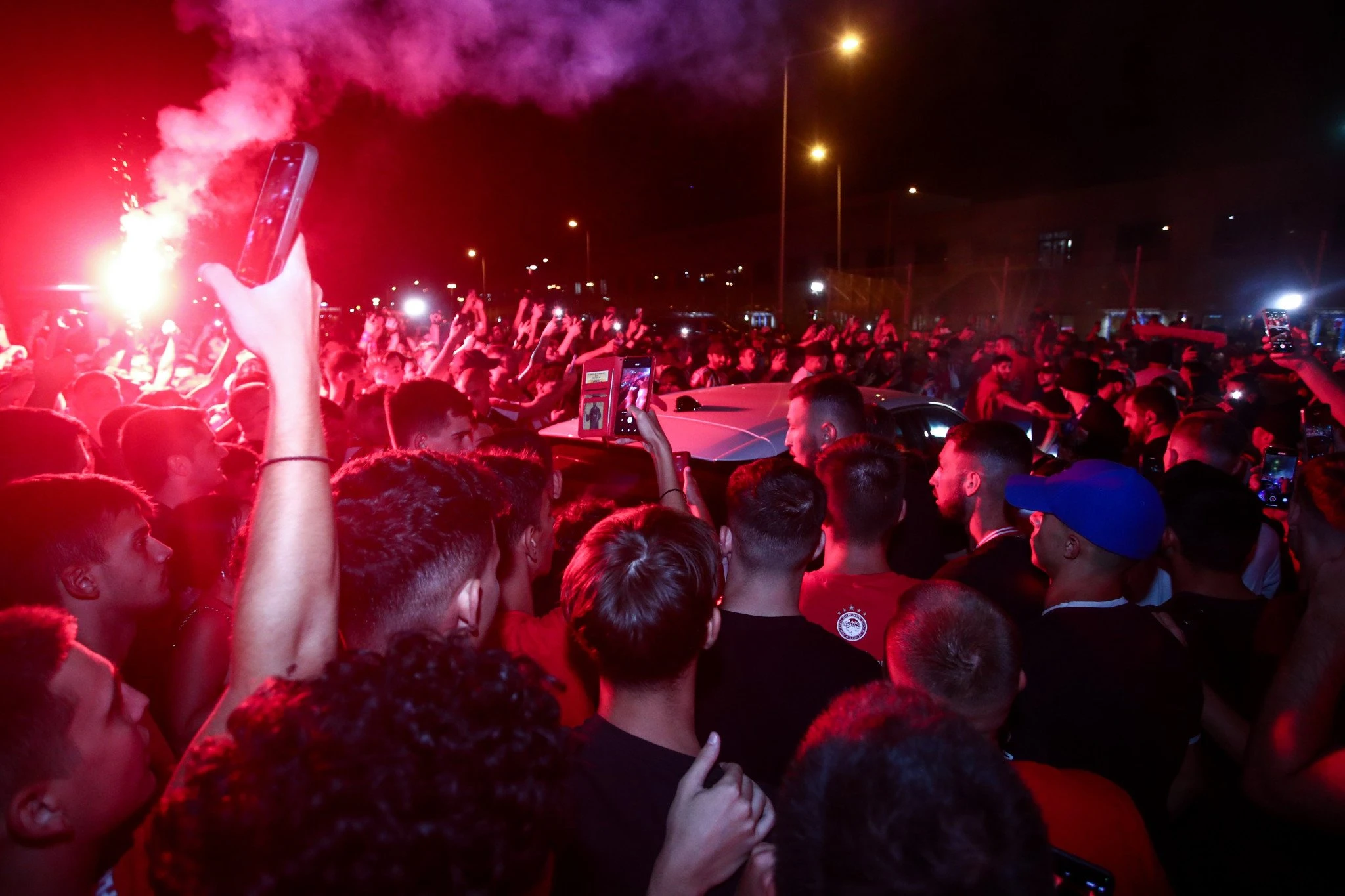 Οι φίλοι του Ολυμπιακού στο αεροδρόμιο για τον Ντάνιελ Ποντένσε / Πηγή: Eurokinissi