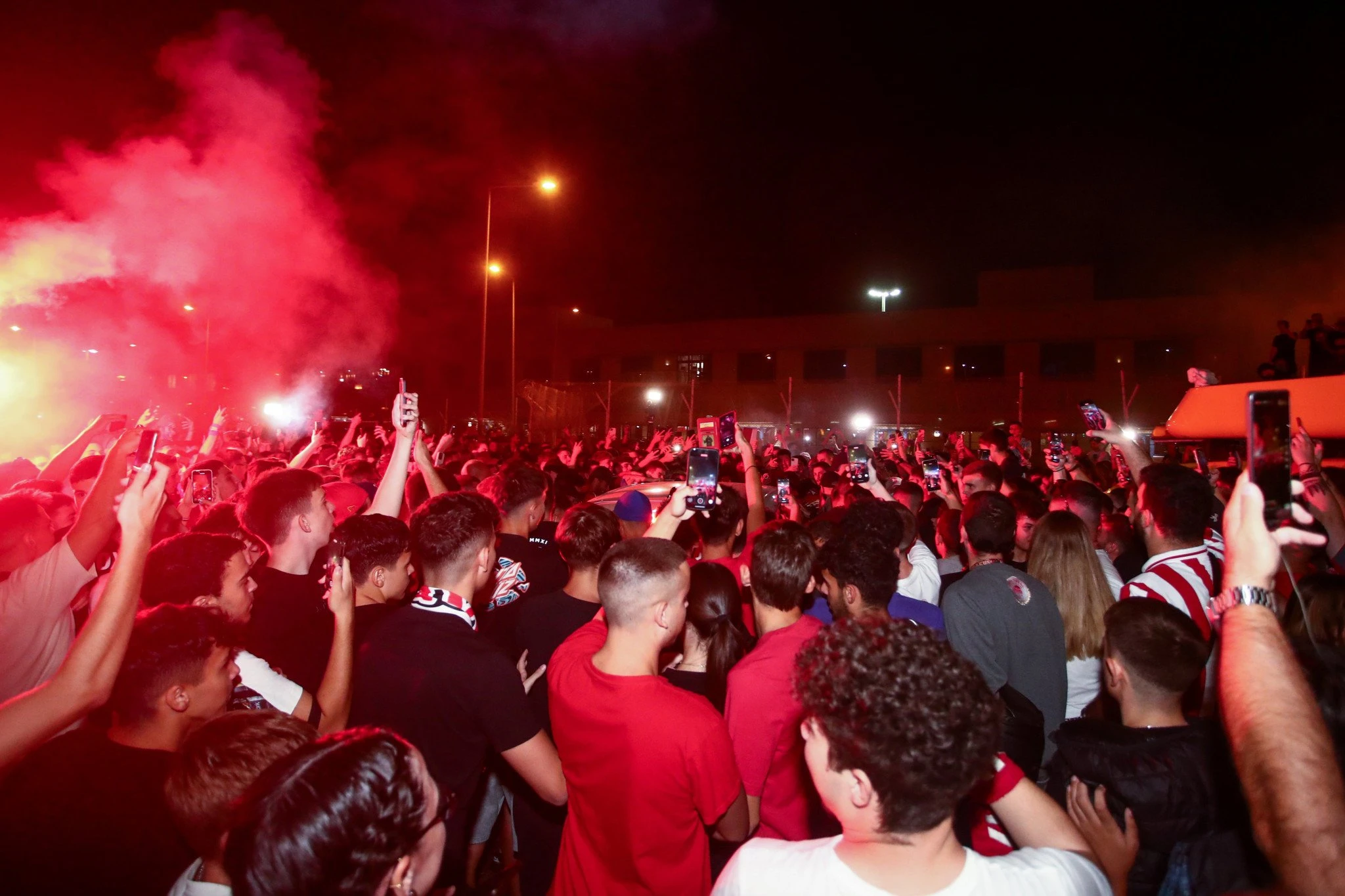 Οι φίλοι του Ολυμπιακού στο αεροδρόμιο για τον Ντάνιελ Ποντένσε / Πηγή: Eurokinissi