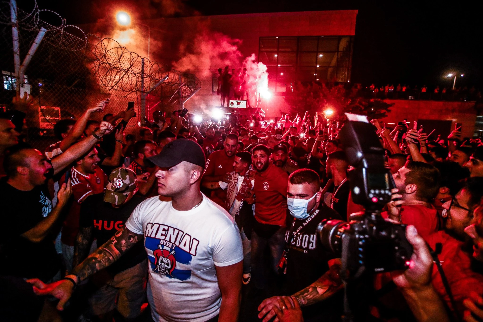 Ο κόσμος του Ολυμπιακού στο αεροδρόμιο / Πηγή: Eurokinissi