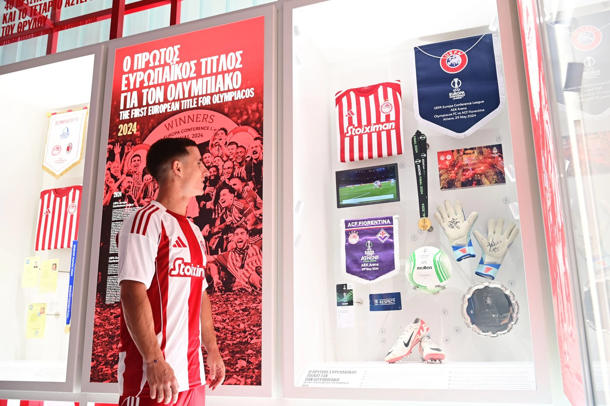 Ο Ντάνιελ Ποντένσε στο μουσείο του Ολυμπιακού