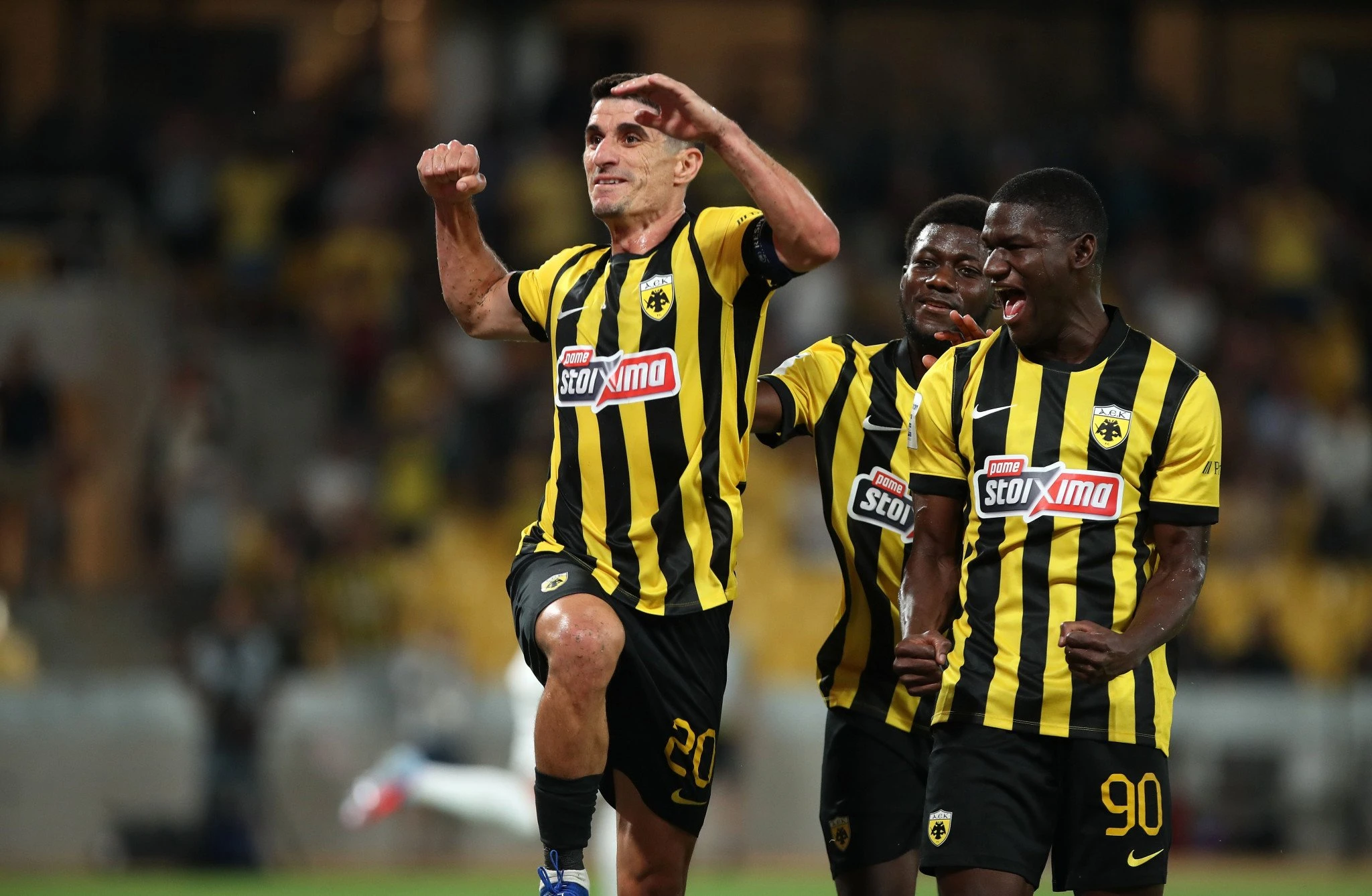 Ο Πέτρος Μάνταλος πανηγυρίζει στο ΑΕΚ-Πανσερραϊκός / Πηγή: Intime