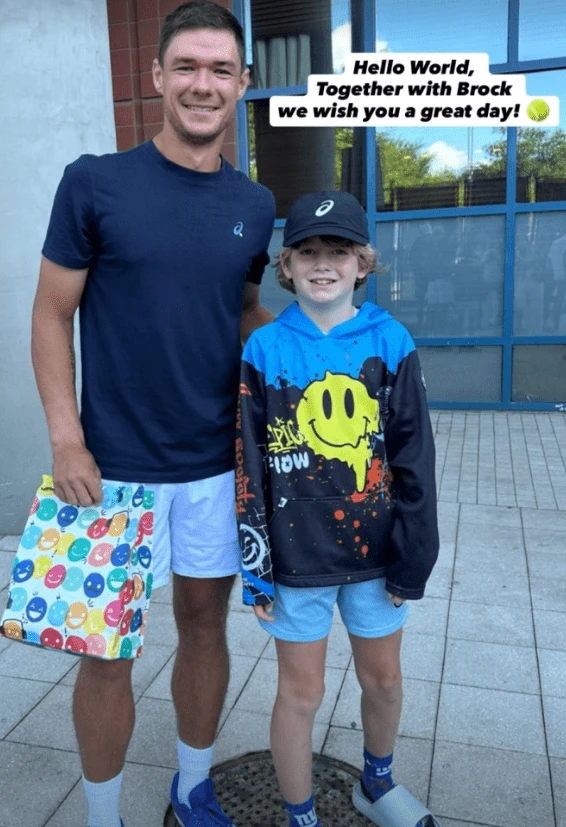 O Κάμιλ Μάιχρζακ μαζί με τον μικρό του θαυμαστή / Screrenshot