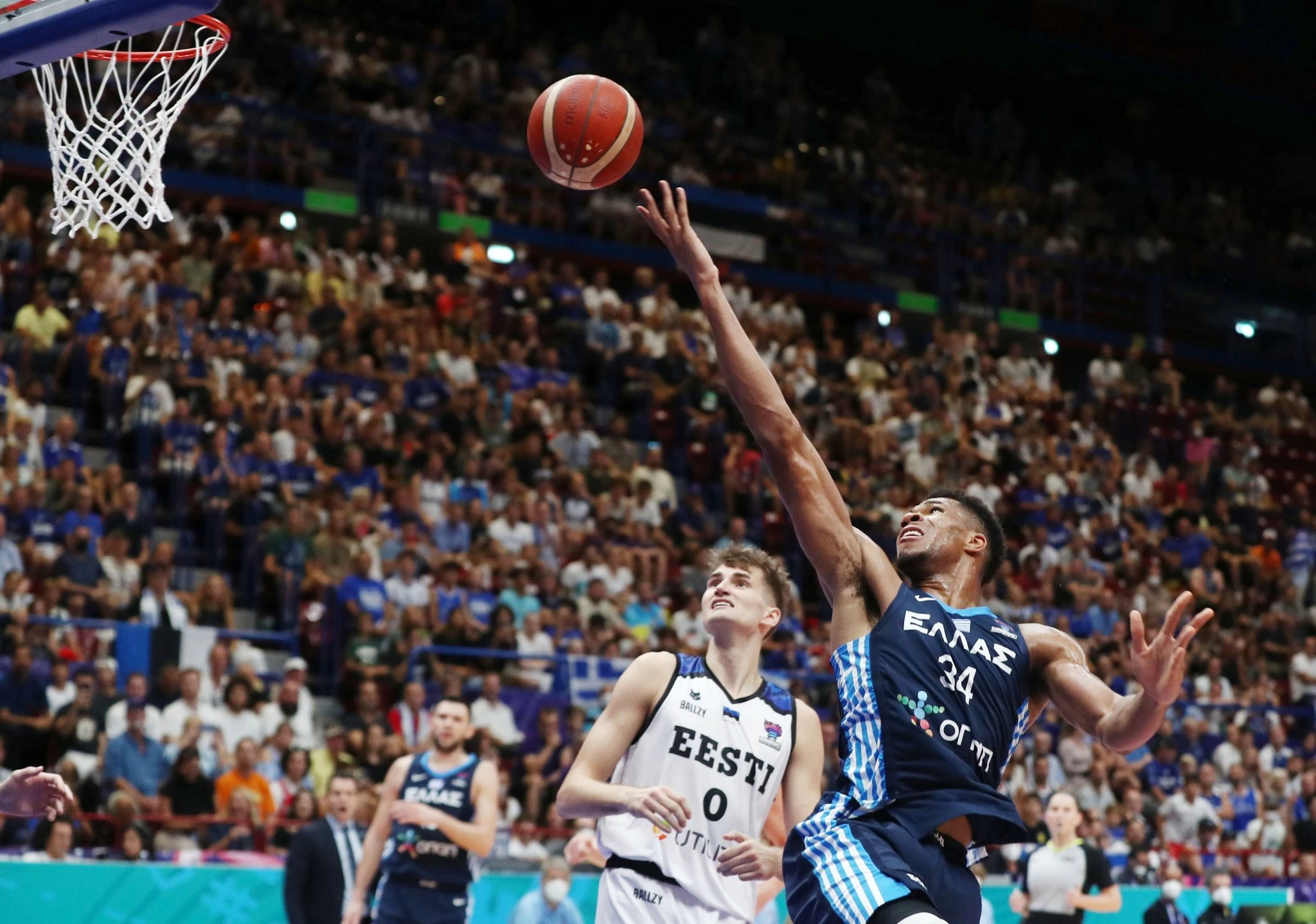 Ο Γιάννης Αντετοκούνμπο σκοράρει μπροστά στον Χένρι Ντρελ, στο Eurobasket 2022 Πηγή: Intime 