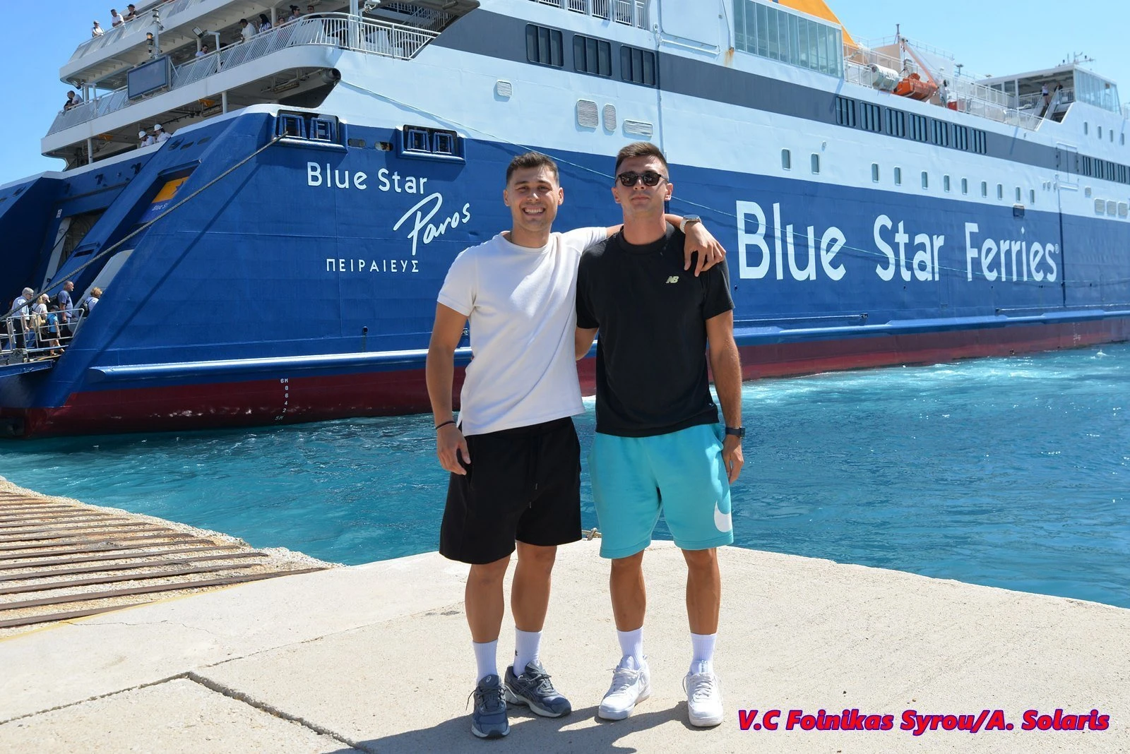 Ο Αντώνης Μπουράκης και ο Φάνης Ρουσόπουλος στην άφιξή τους στη Σύρο / Πηγή: Φοίνικας Σύρου