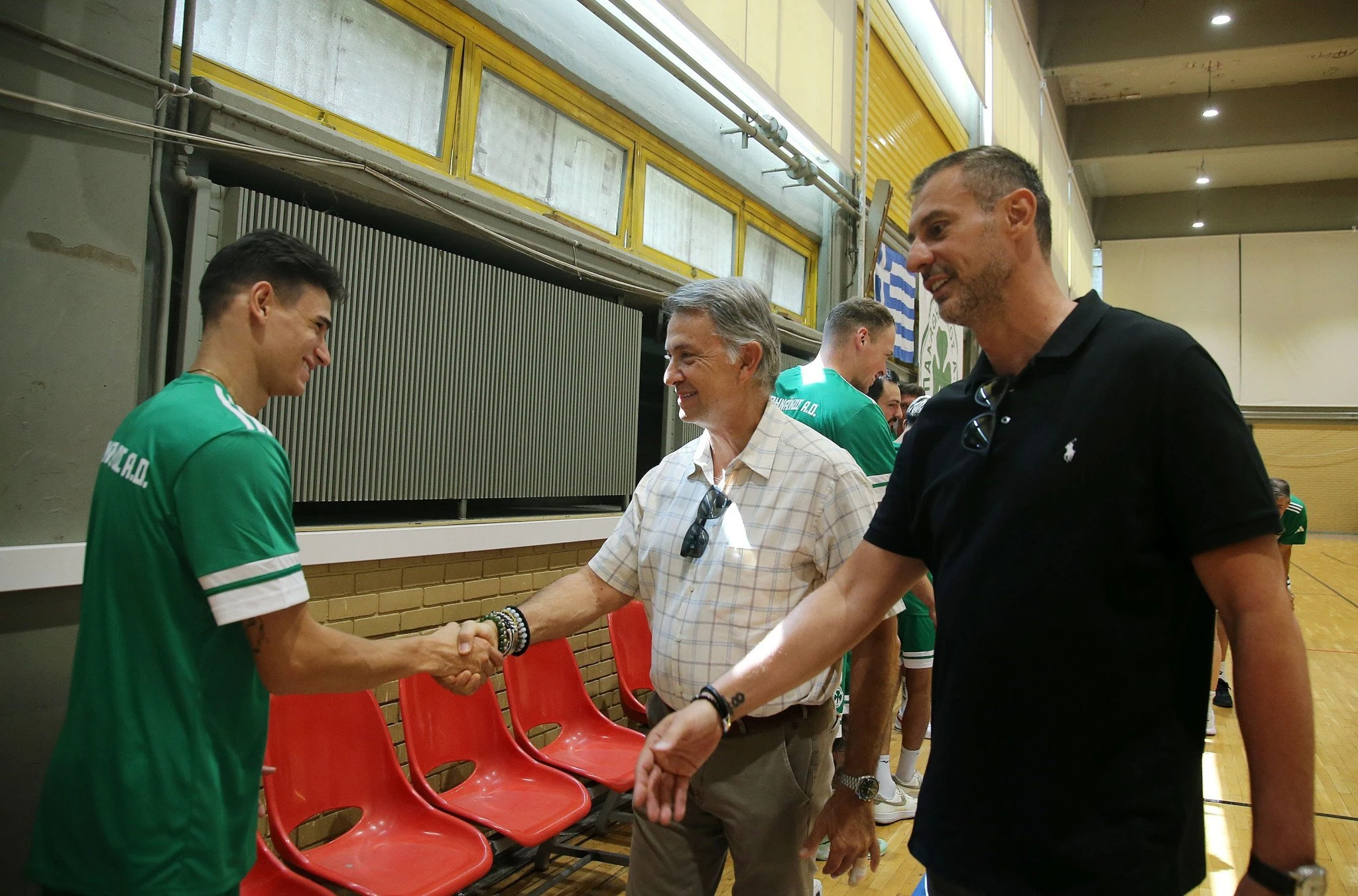 Ο Σπύρος Μπακοδήμος με τον Διευθυντή αγωνιστικού Σωτήρη Πανταλέων και τον πρόεδρο Δημήτρη Βρανόπουλο / Πηγή: Int