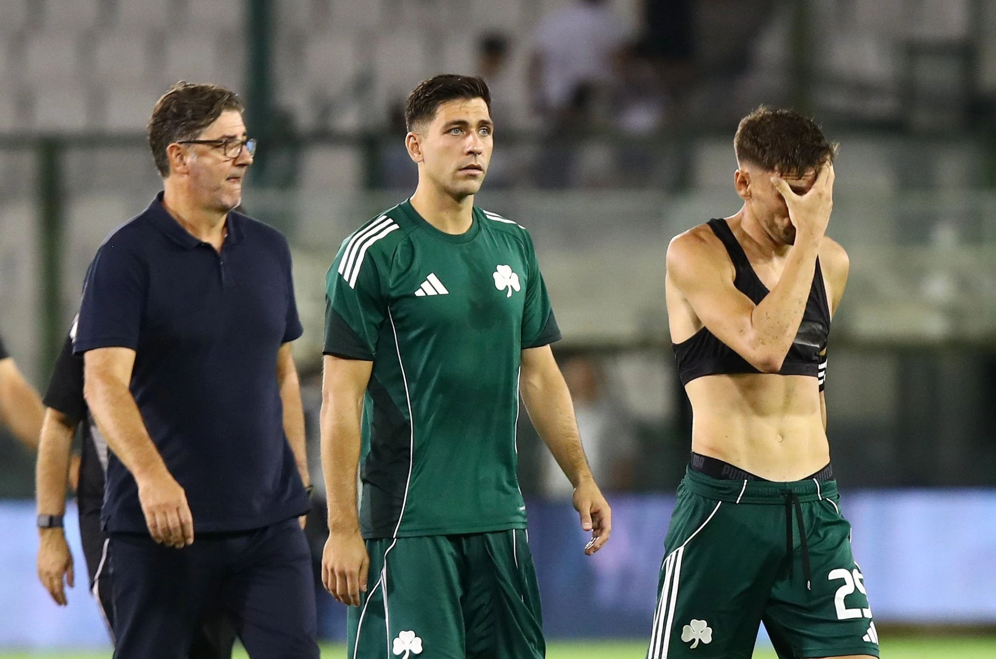 Οι Ρουί Βιτόρια, Τάσος Μπακασέτας και Φίλιπ Μλαντένοβιτς λίγο μετά το τελικό σφύριγμα - ΠΗΓΗ: ΙΝΤΙΜΕ