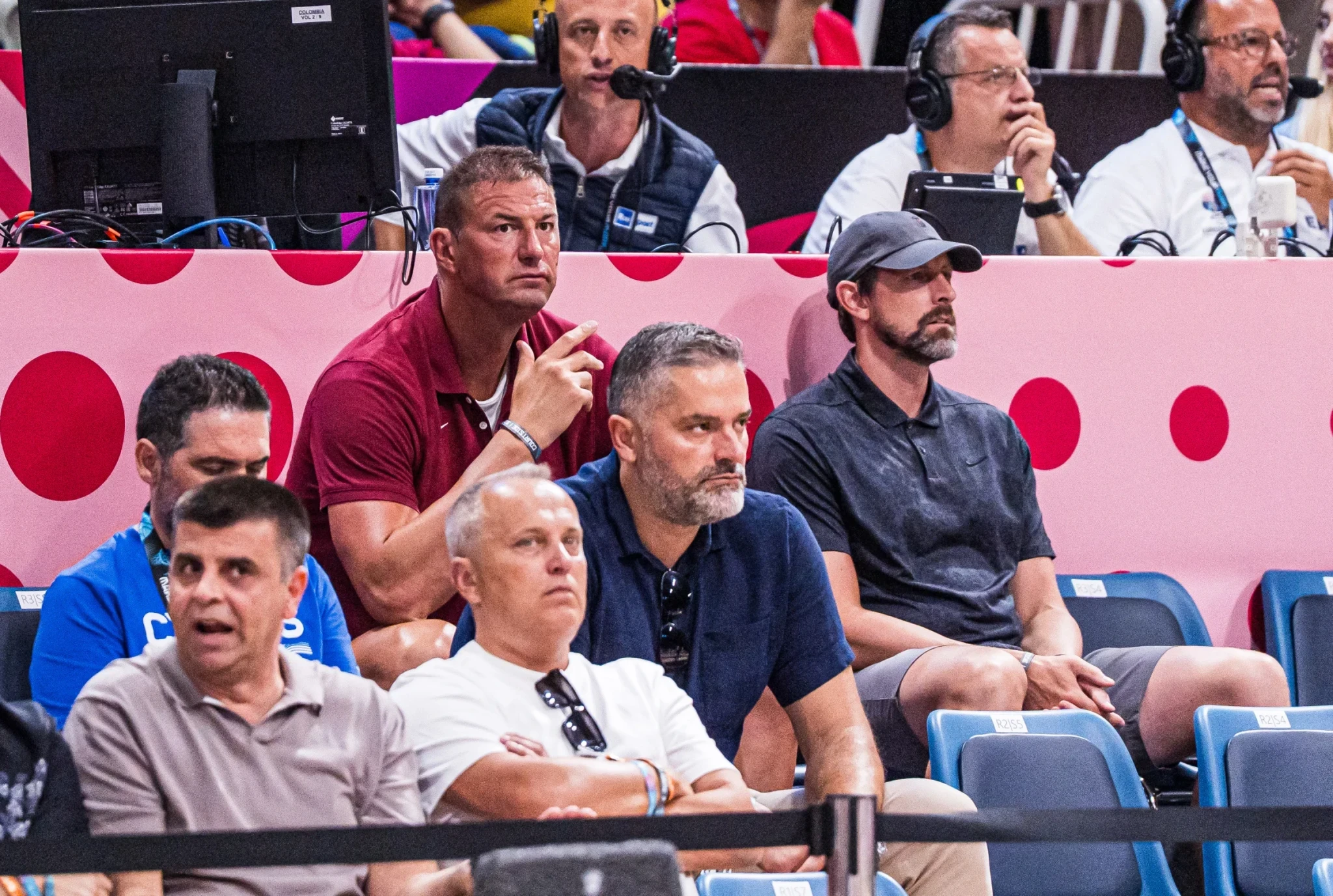 Ο Μάικ Γκάνσεϊ (δεξιά) μαζί με τον International scout των Κλίβελαντ Καβαλίερς, Πρίμοζ Μπρέζετς (αριστερά) - Πηγή: FIBA