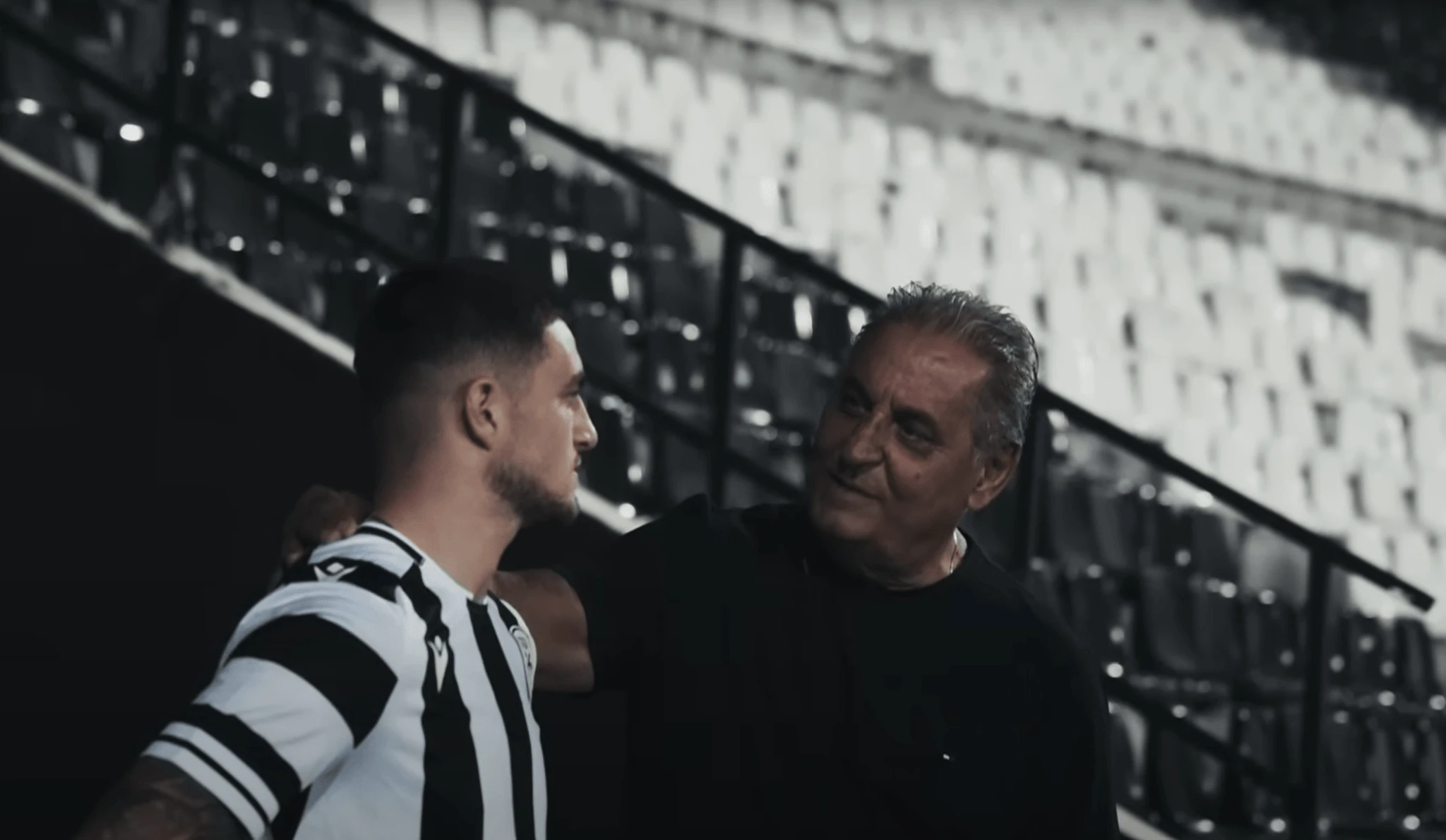 Ο Χρήστος Ζαφείρης μαζί με τον Ζαφείρη Μελά στην Τούμπα / Screenshot