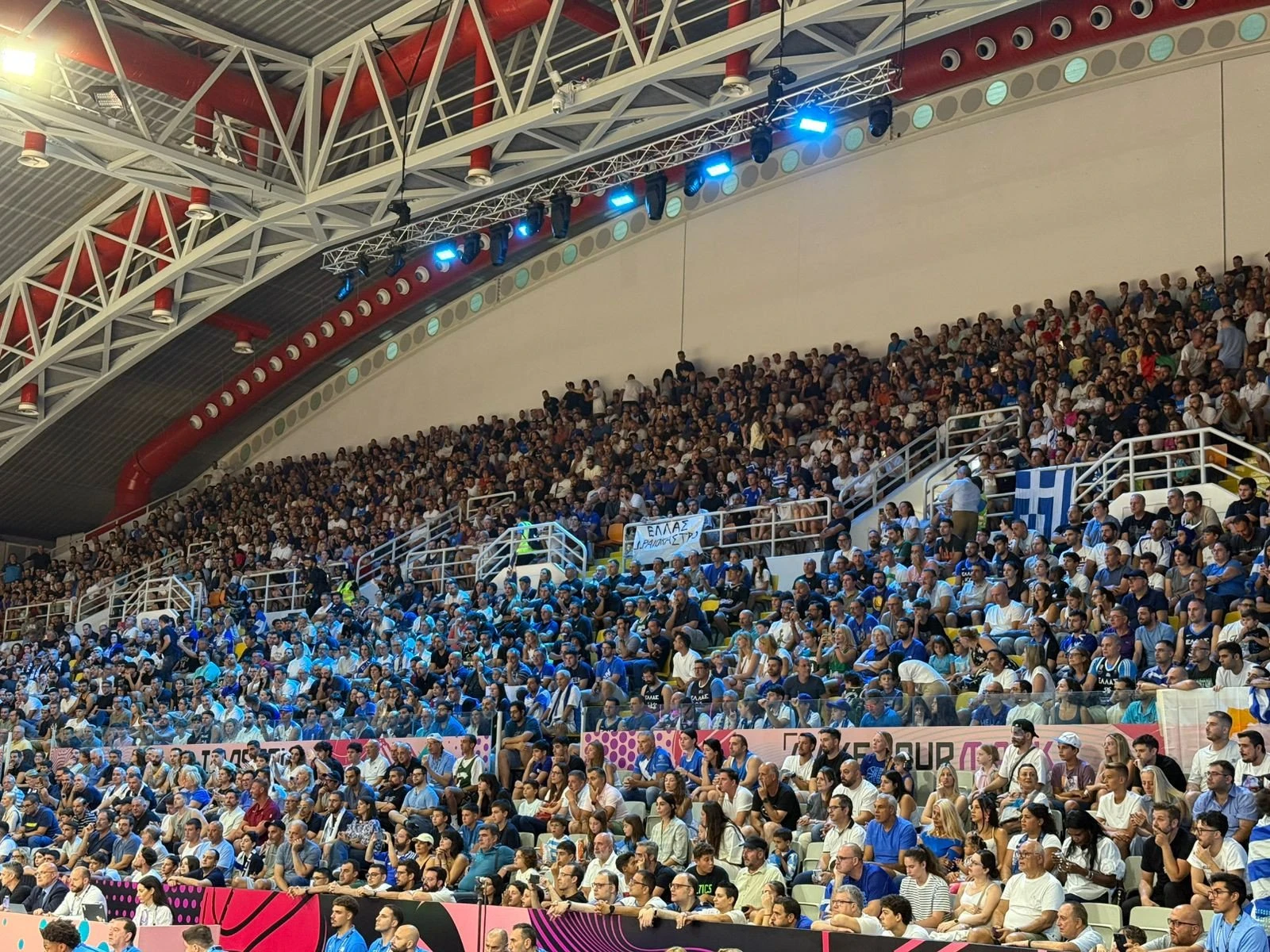 Ο κ΄όσμος στην Κύπρο στο πλευρό της Εθνικής ομάδας