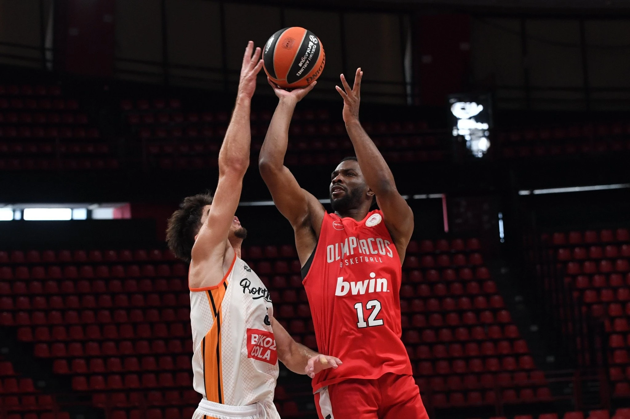 Ο Κίναν Έβανς με τη φανέλα του Ολυμπιακού - Πηγή: Eurokinissi