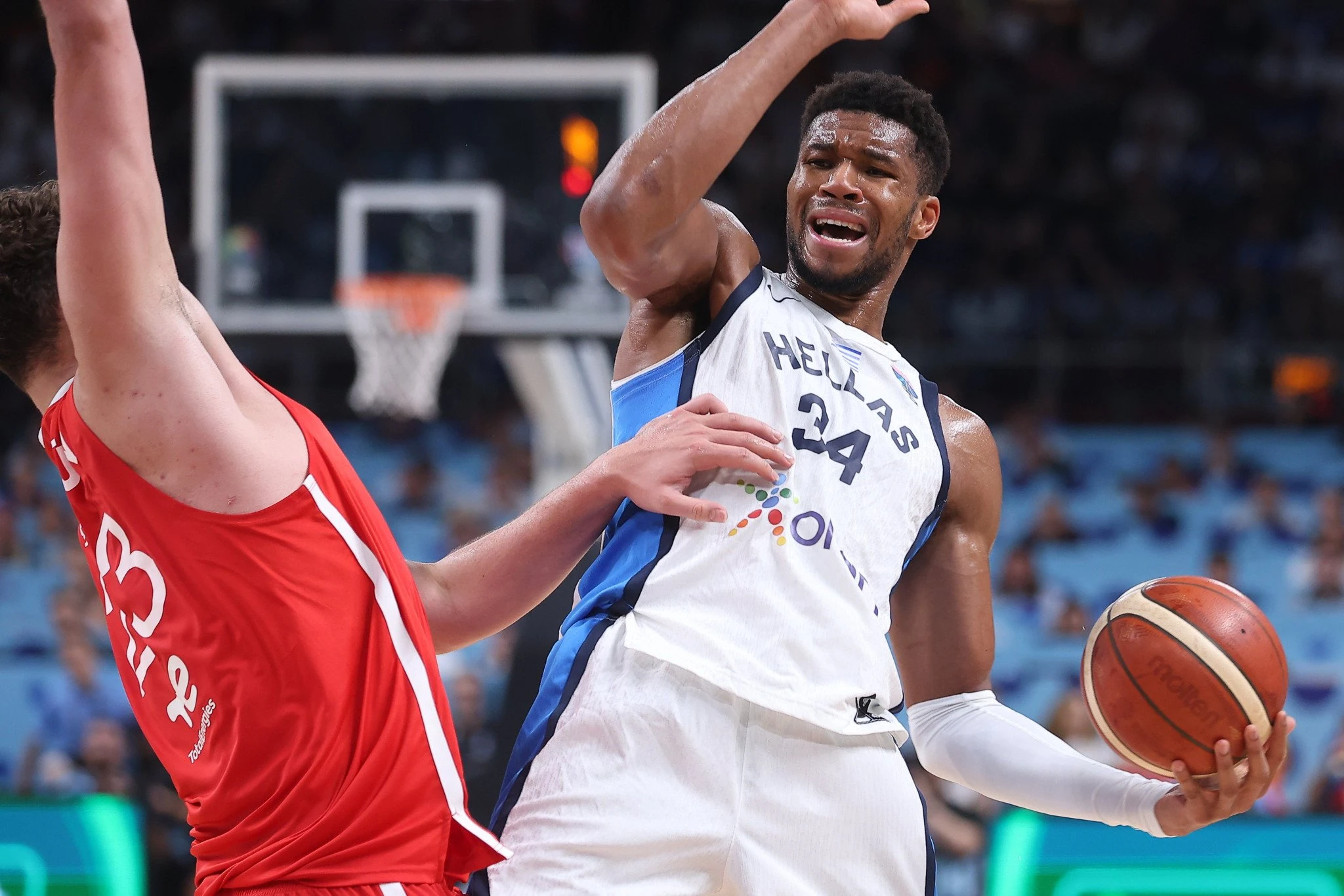 Ο Γιάννης Αντετοκούνμπο που δυσκολεύεται απέναντι στους Τούρκους διεθνείς / Πηγή: Eurokinissi