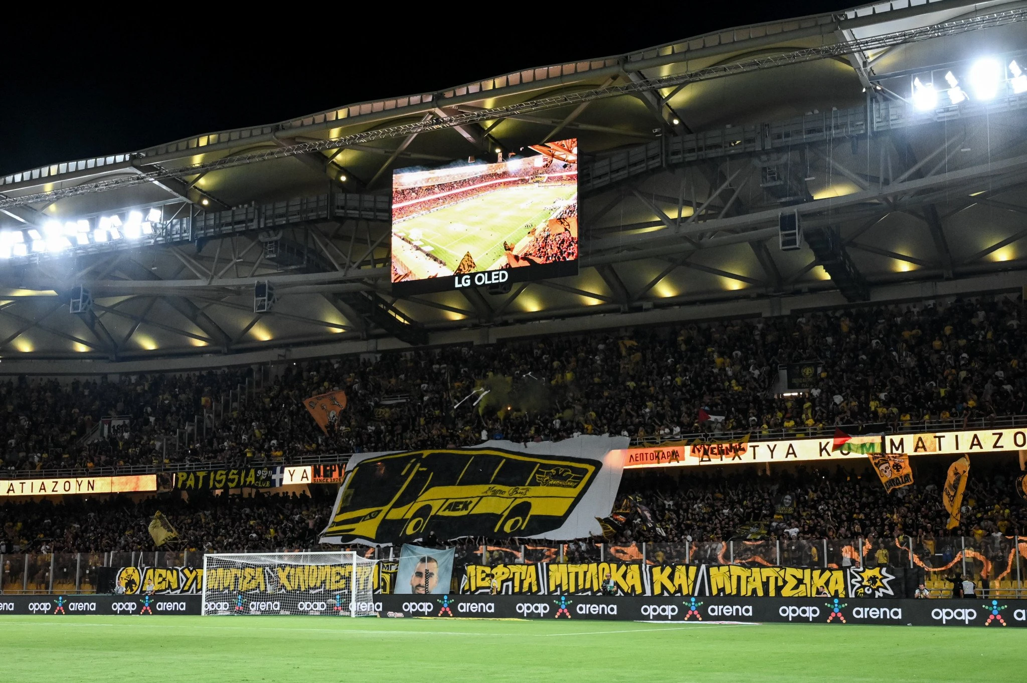 Οι οπαδοί της ΑΕΚ στην Allwyn Arena / Πηγή: Eurokinissi