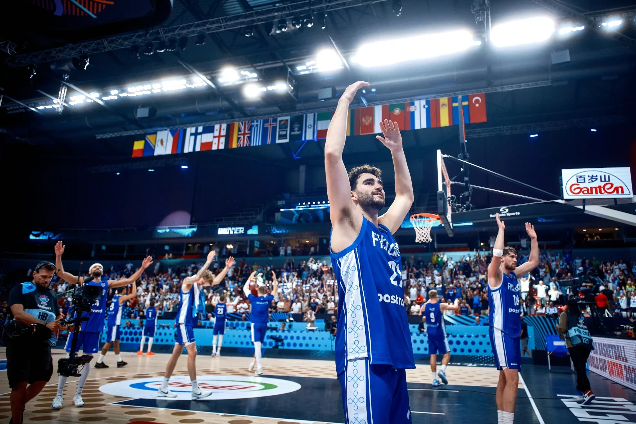 Οι παίκτες της Φινλανδίας πανηγυρίζουν με τον κόσμο - Πηγή: FIBA