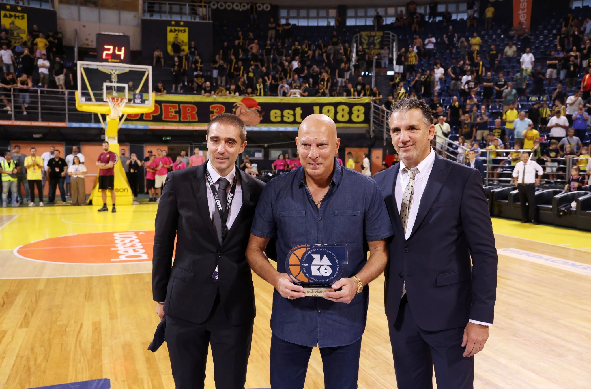 Ο Νίκος Γκάλης κατά τη διάρκεια της βράβευσής του στο Αλεξάνδρειο, Πηγή: Intime