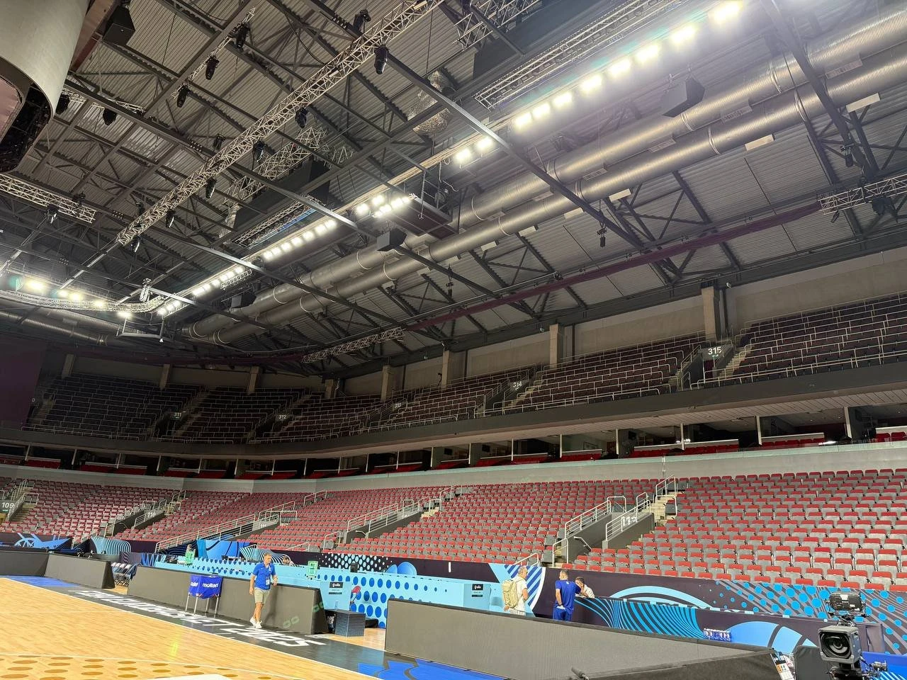 Η πάνω εξέδρα της Xiaomi Arena άνοιξε για τους Λιθουανούς