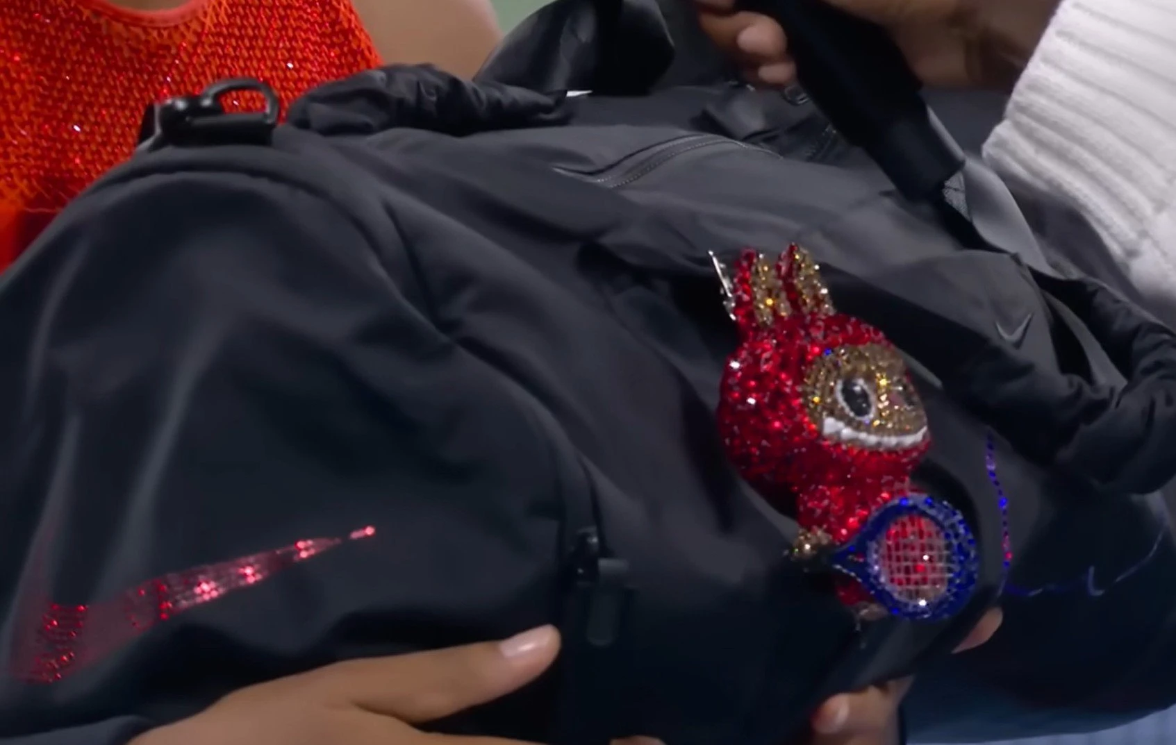 Το κουκλάκι Labubu που έχει η Ναόμι Οσάκα στην τσάντα της στο US Open / Screenshot