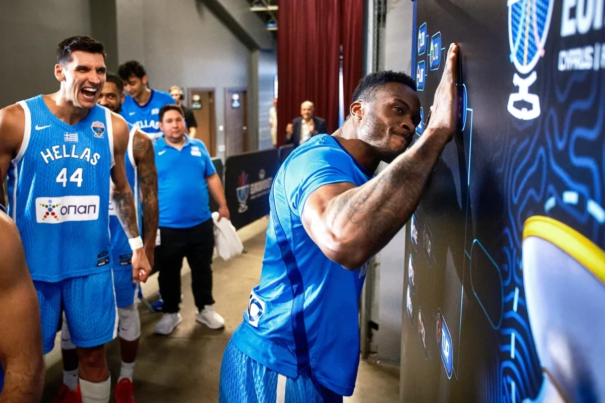 Ο Θανάσης Αντετοκούνμπο τοποθετεί... και με τη βούλα την Ελλάδα στη ζώνη των μεταλλίων / Πηγή: FIBA Basketball