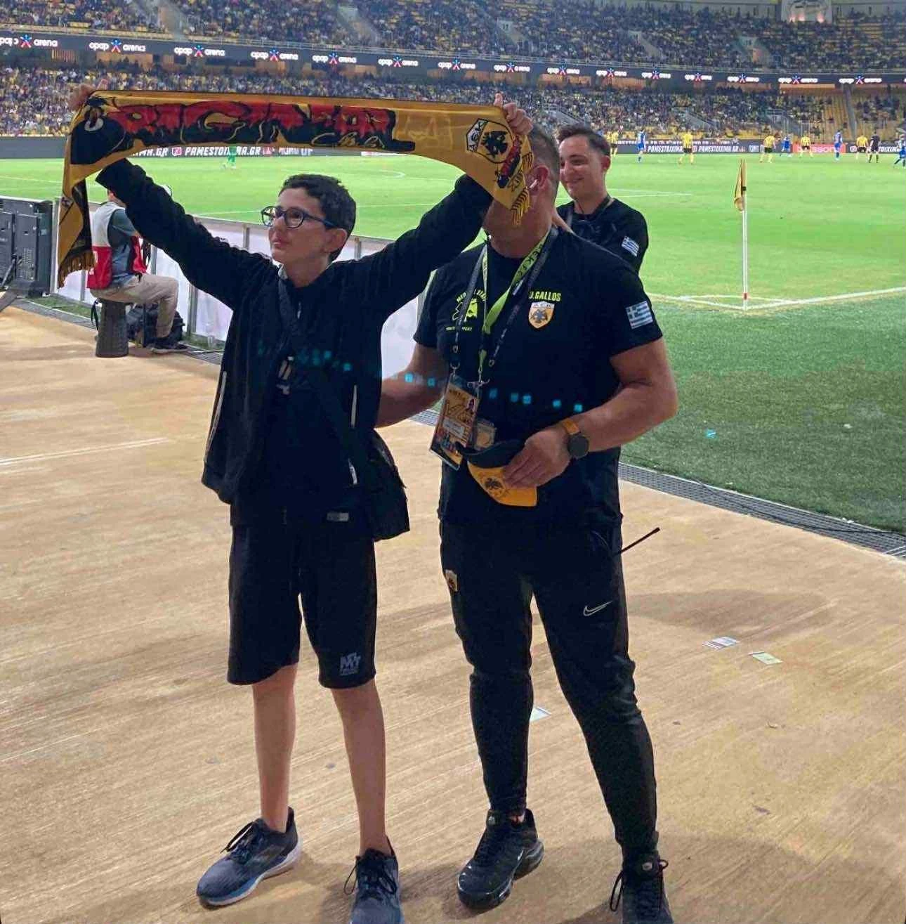 Ο Μιχαήλ Πάνου με το κασκόλ της ΑΕΚ