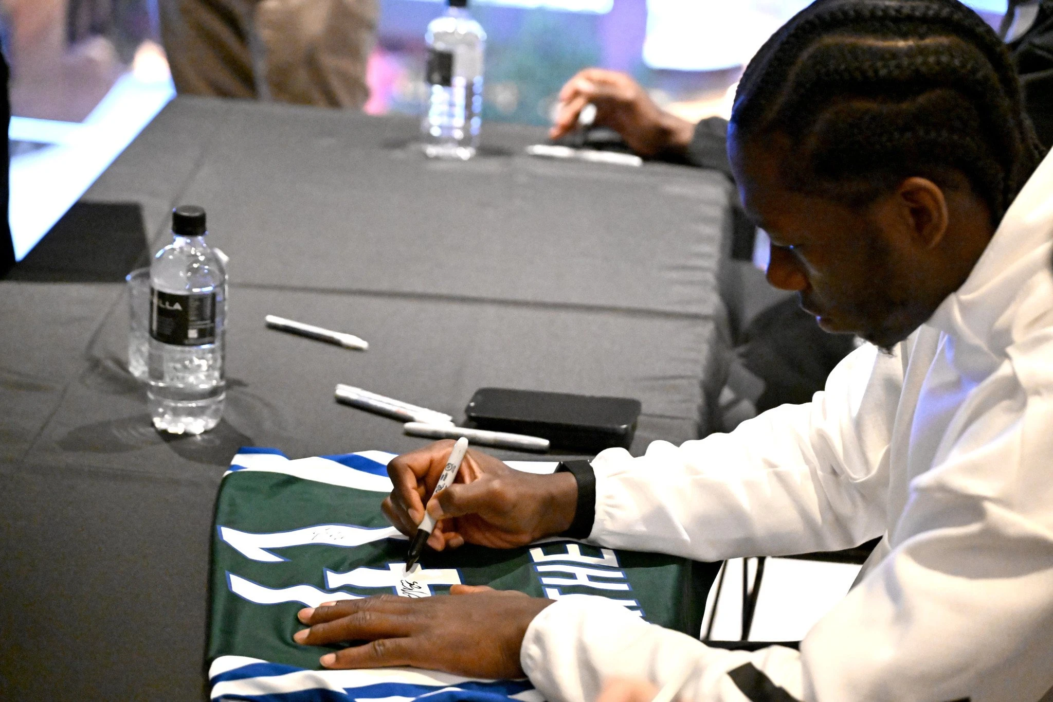 Ο Κέντρικ Ναν υπογράφει τις φανέλες των φίλων του Παναθηναϊκού στη Μελβούρνη / Πηγή: Βαγγέλης Στόλης