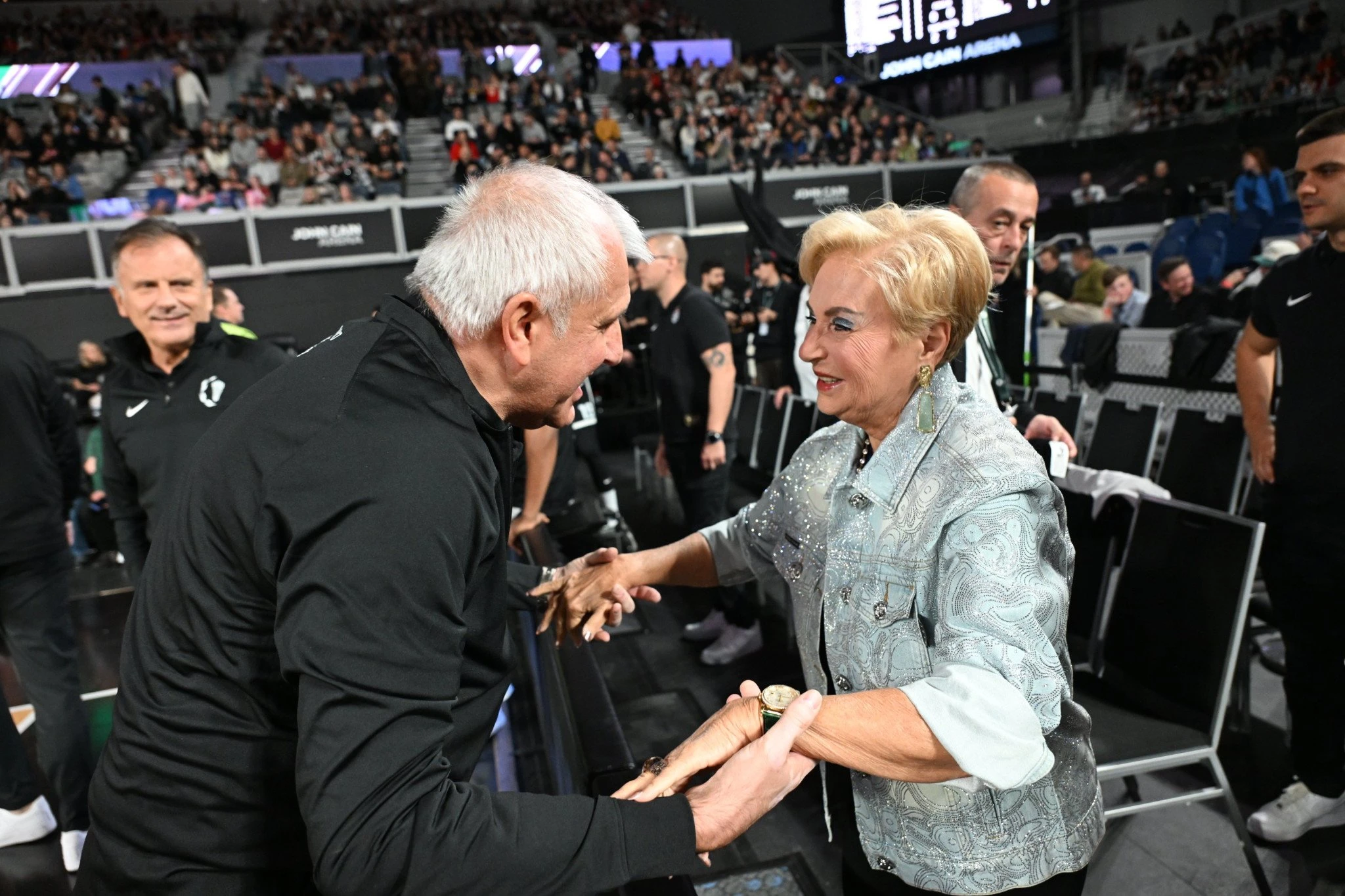 Η αγκαλιά της Δέσποινας Γιαννακοπούλου με τον Ζέλικο Ομπράντοβιτς στο τουρνουά «Παύλος Γιαννακόπουλος» / Πηγή: Βαγγέλης Στόλης