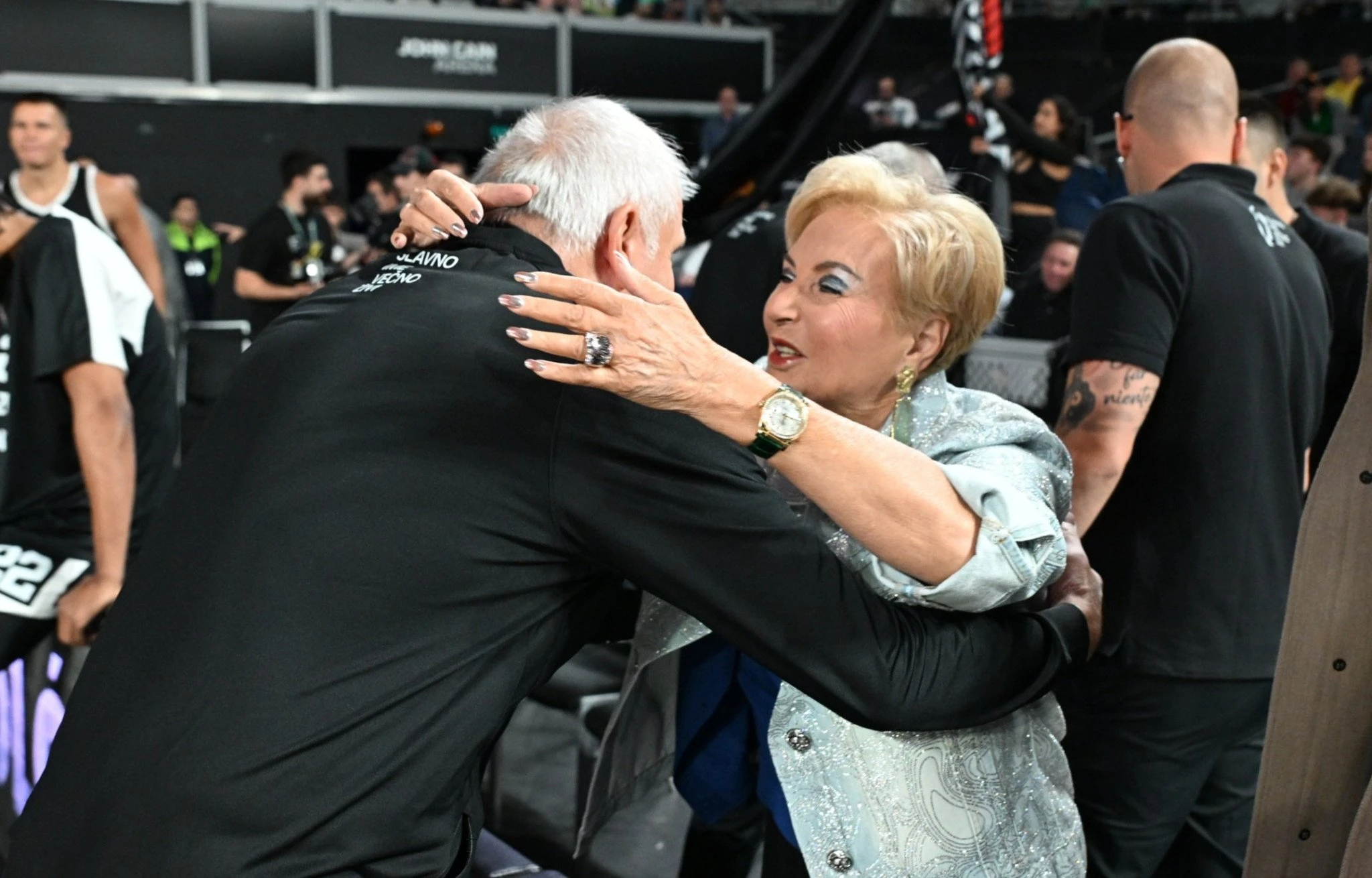 Η αγκαλιά της Δέσποινας Γιαννακοπούλου με τον Ζέλικο Ομπράντοβιτς στο τουρνουά «Παύλος Γιαννακόπουλος» / Πηγή: Βαγγέλης Στόλης