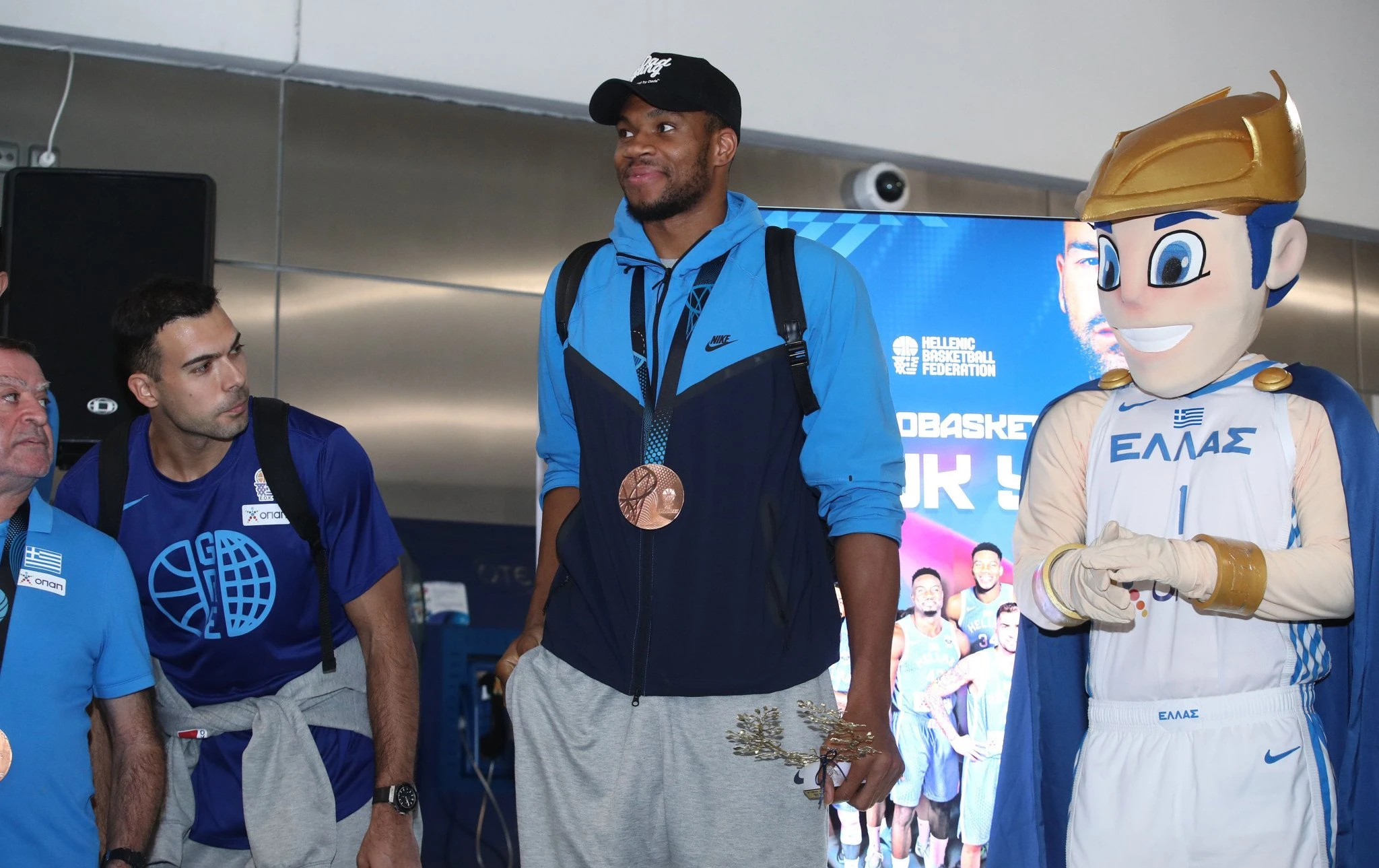 Ο Γιάννης Αντετοκούνμπο κατά την άφιξη της Εθνικής στην Αθήνα