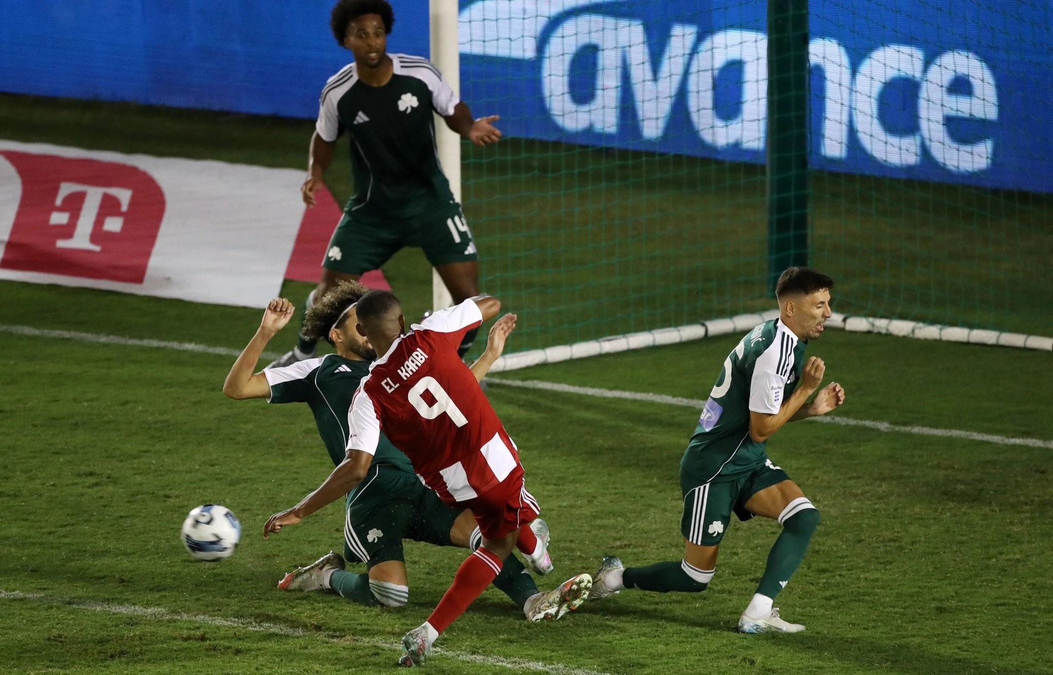 Το καταπληκτικό τάκλιν του Τουμπά στον Ελ Κααμπί / Πηγή: ΙΝΤΙΜΕ