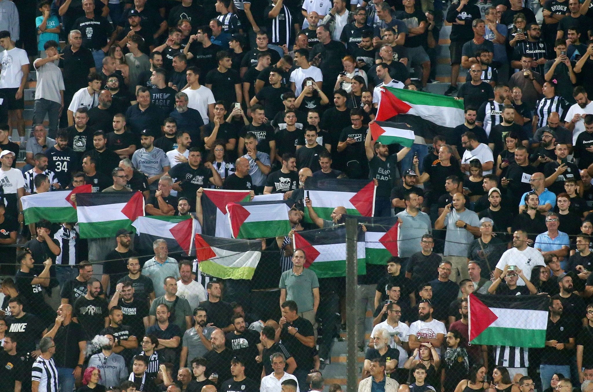 Η Τούμπα γέμισε με σημαίες της Παλαιστίνης / Πηγή: Intime