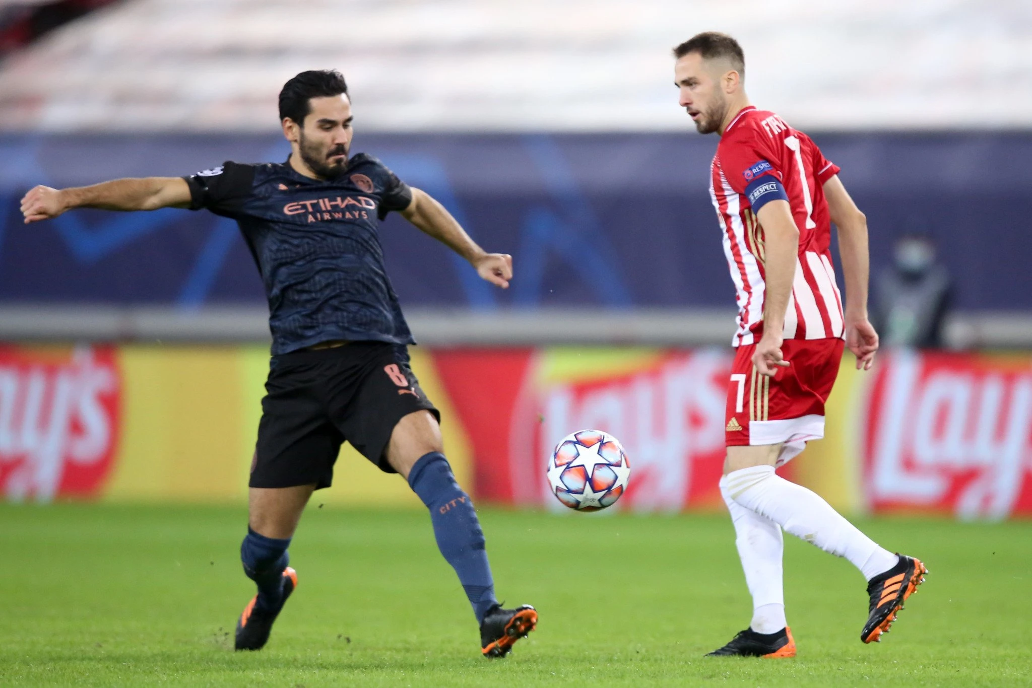 Ο Κώστας Φορτούνης και ο Ιλκάι Γκουντονγκάν στο Ολυμπιακός - Μάντσεστερ Σίτι / Πηγή: Eurokinissi