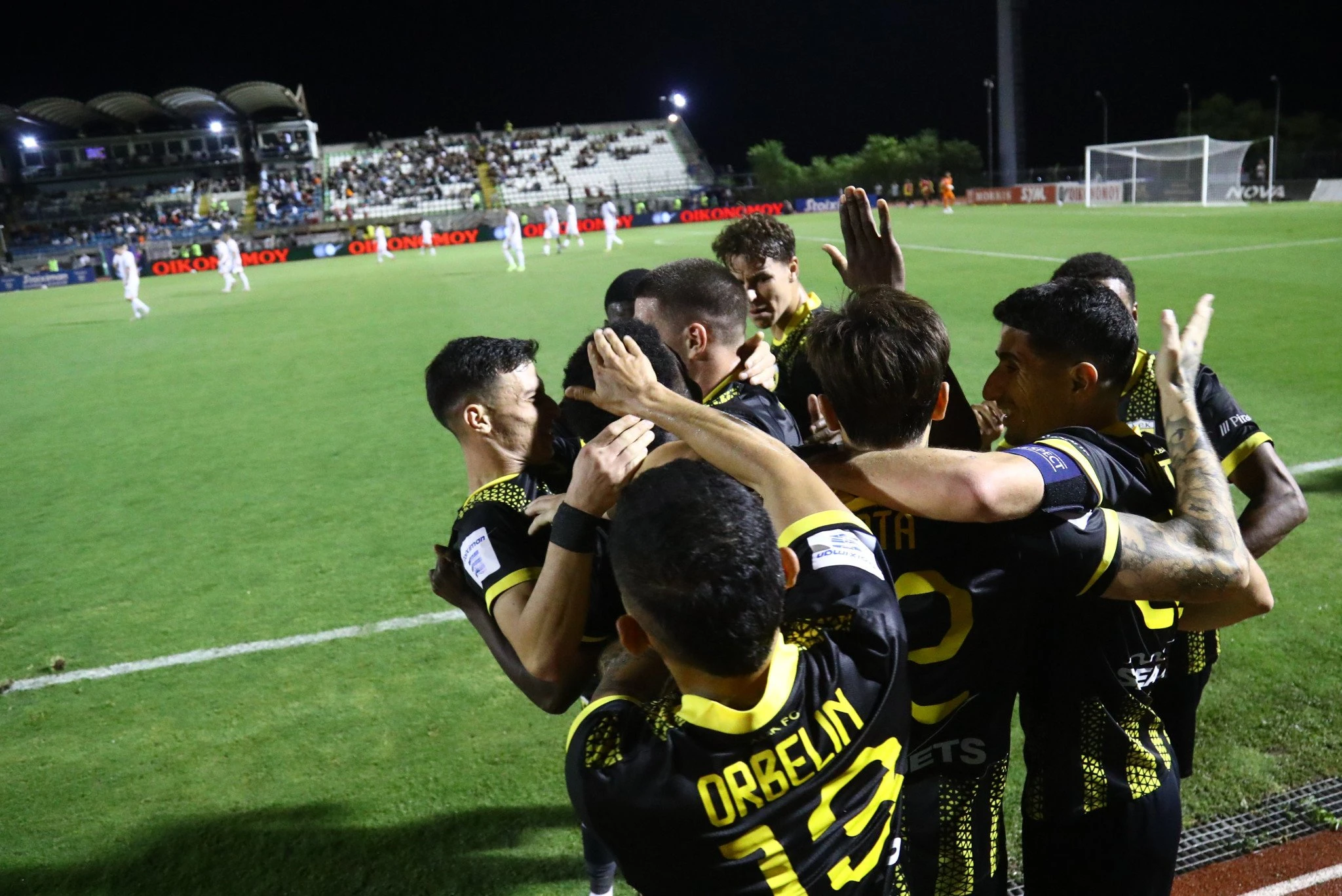 Οι ποδοσφαιριστές της ΑΕΚ πανηγυρίζουν στη Λιβαδειά /Πηγή: Eurokinissi