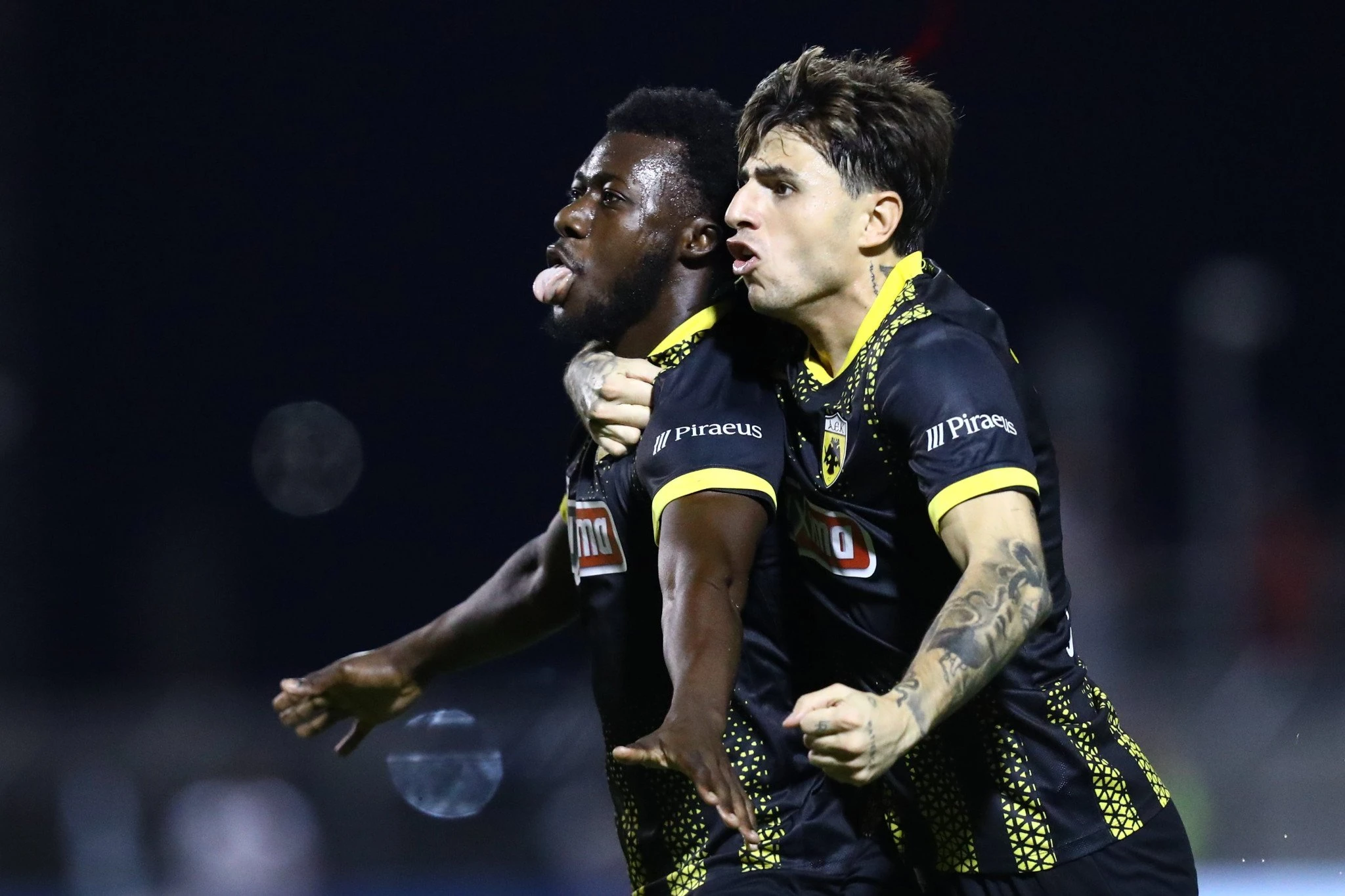 Ο&nbsp;Αμπουμπακαρί Κοϊτά πανηγυρίζει με τον Λάζαρο Ρότα /&nbsp;Πηγή:&nbsp;Eurokinissi