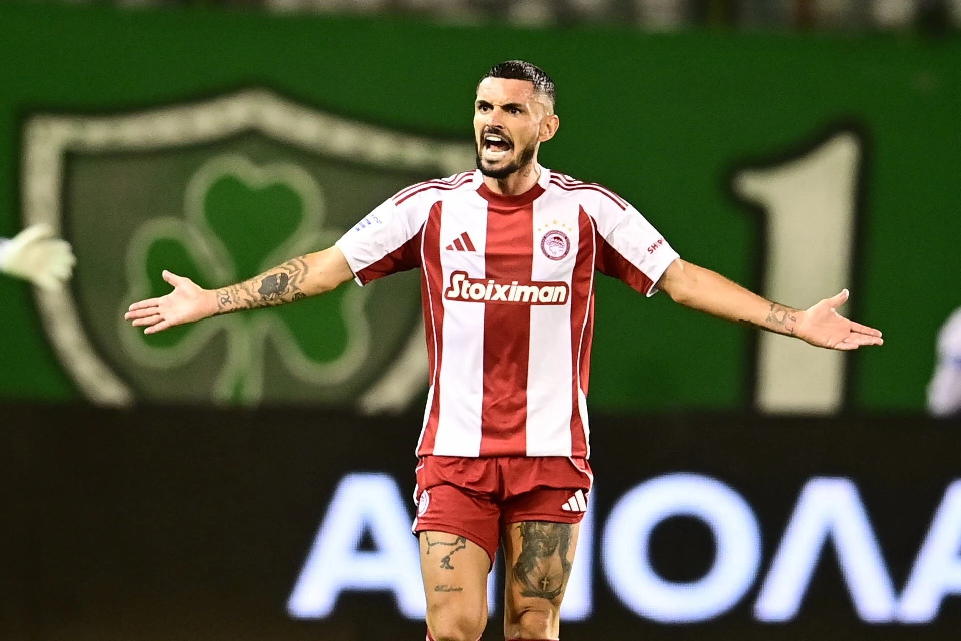 Ο Καμπελά διαμαρτύρεται για το πέναλτι που δεν πήρε / Πηγή: Eurokinissi