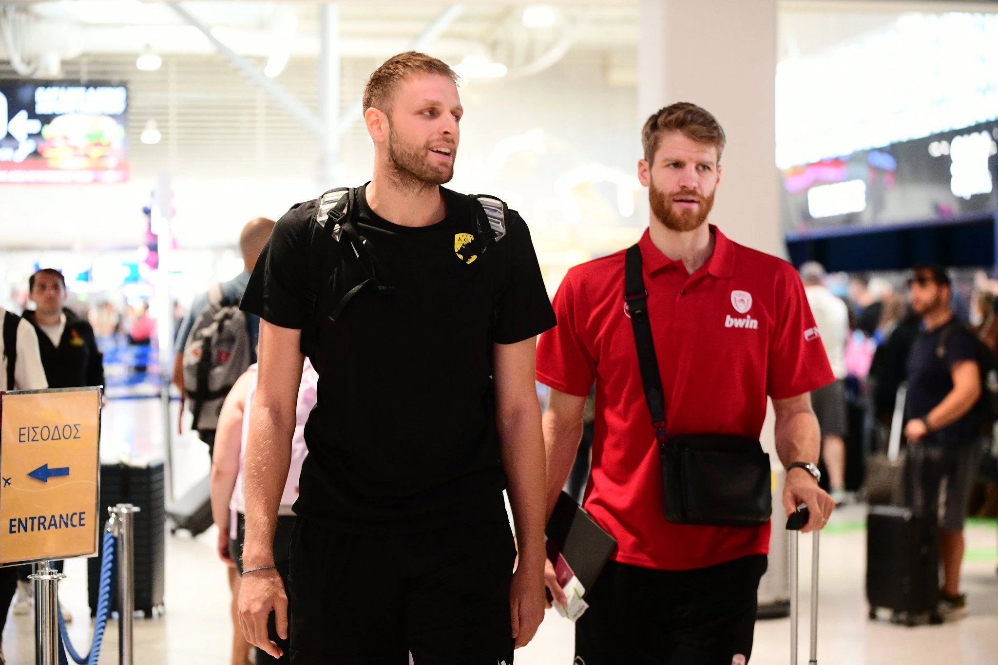 Ο Τόμας Γουόκαπ περπατάει μαζί με τον Βασίλη Χαραλαμπόπουλο, Πηγή: Eurokinissi