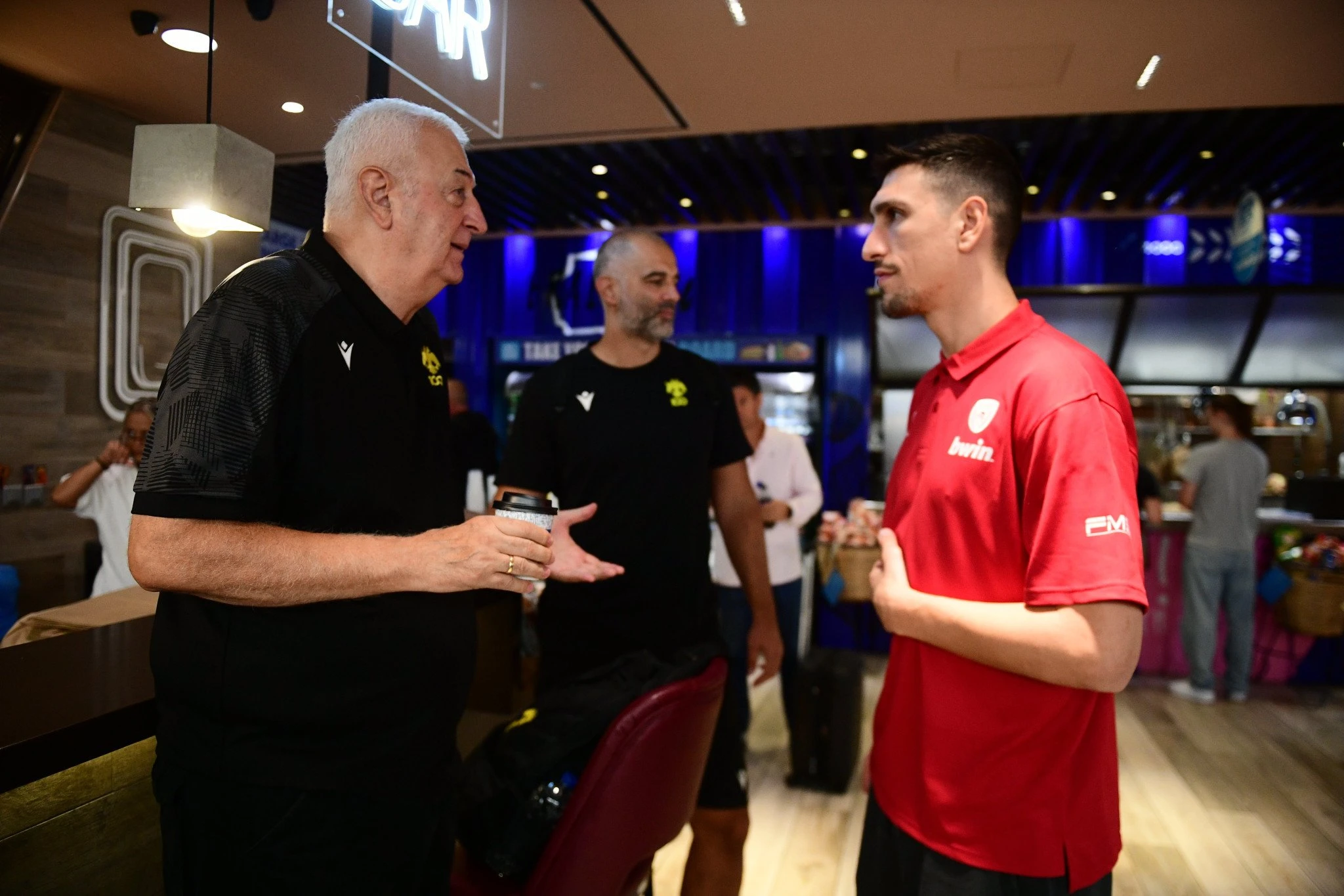 Ο Γιαννούλης Λαρεντζάκης συνομιλεί με τον Ντράγκαν Σάκοτα, Πηγή:&nbsp;Eurokinissi