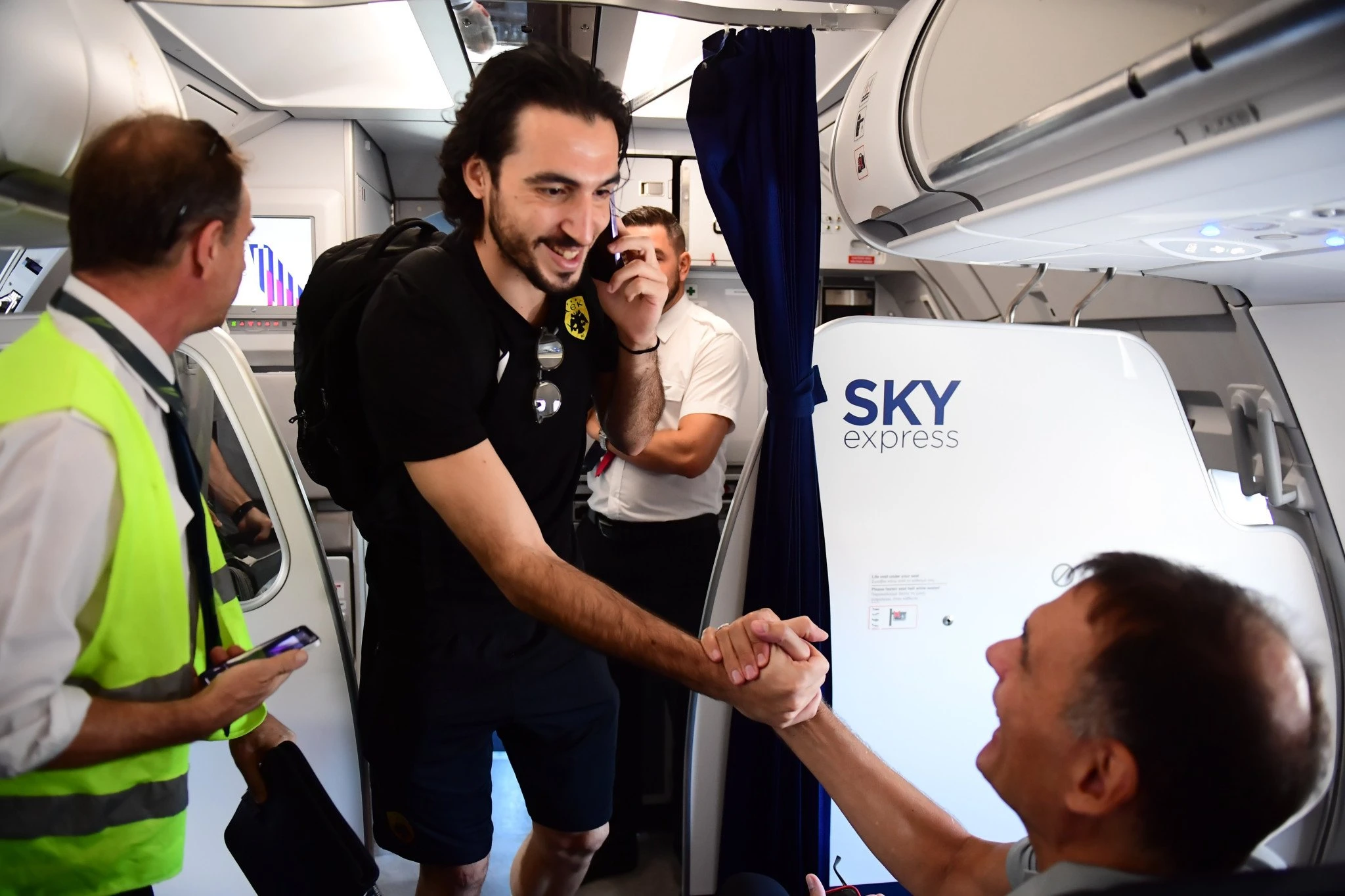 Χειραψία ανάμεσα στον Δημήτρη Κατσίβελη και τον Γιώργο Μπαρτζώκα, Πηγή:&nbsp;Eurokinissi