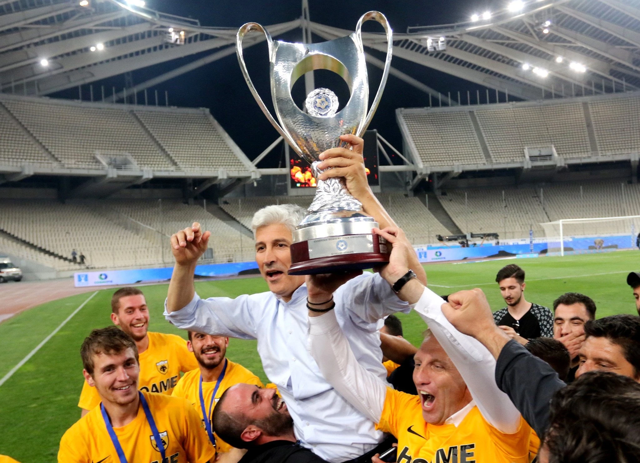 Ο Στέλιος Μανωλάς, ως προπονητής της ΑΕΚ, πανηγυρίζει το Κύπελλο του 2016 / Πηγή: Eurokinissi