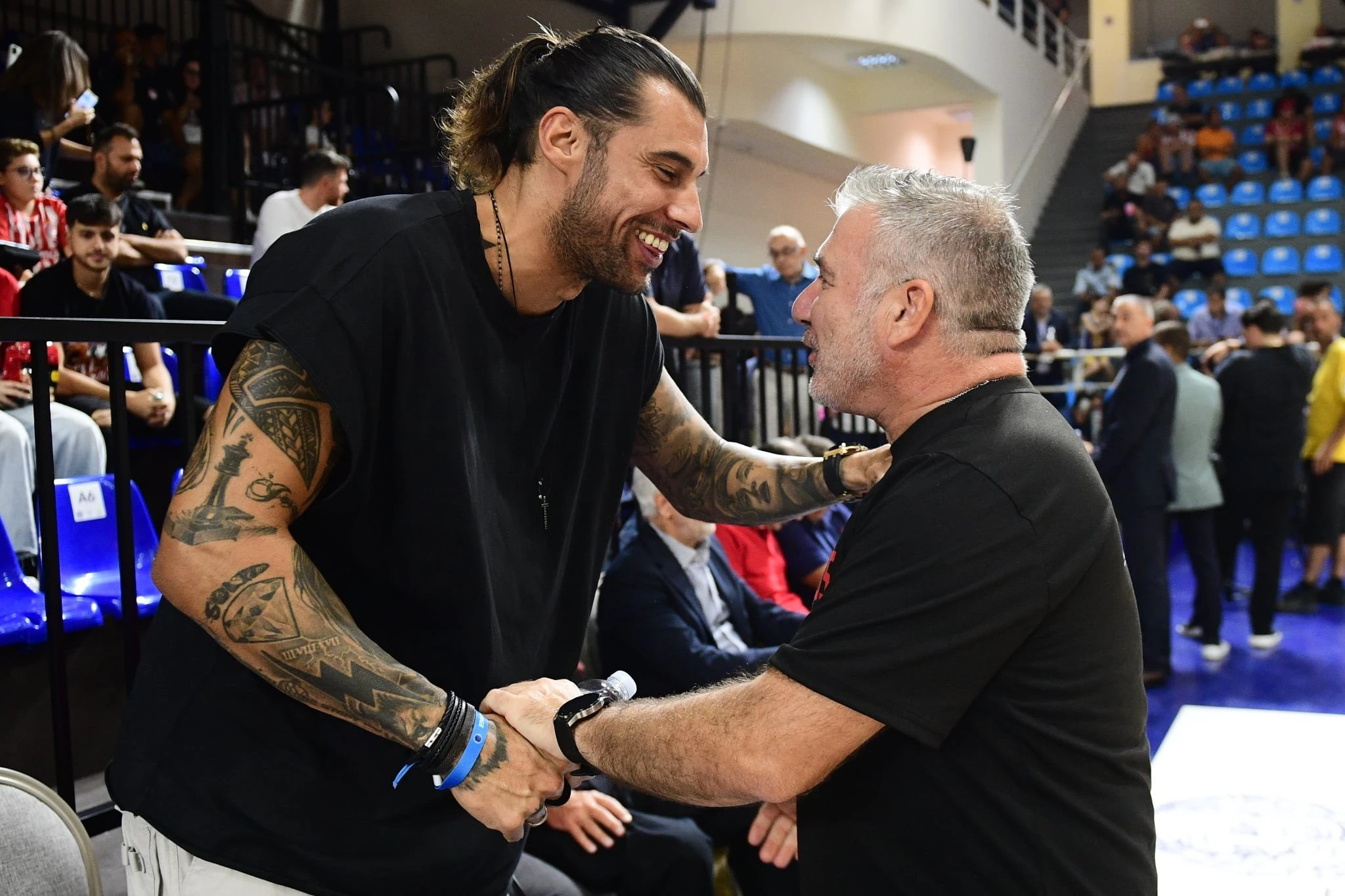 Ο θερμός χαιρετισμός ανάμεσα σε Πρίντεζη και Πασχόπουλο, Πηγή: Eurokinissi