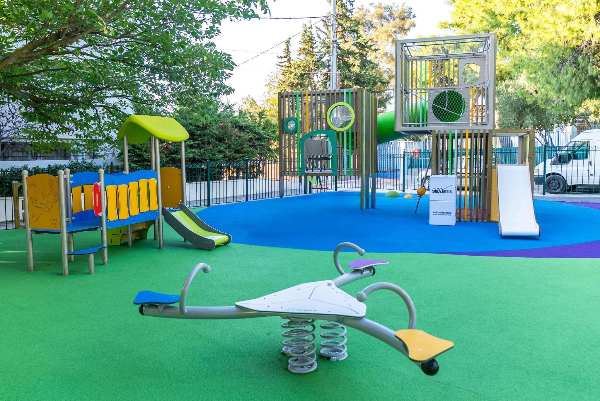 H&nbsp;παιδική χαρά στο Πάρκο Νεολαίας στη Νέα Ερυθραία.