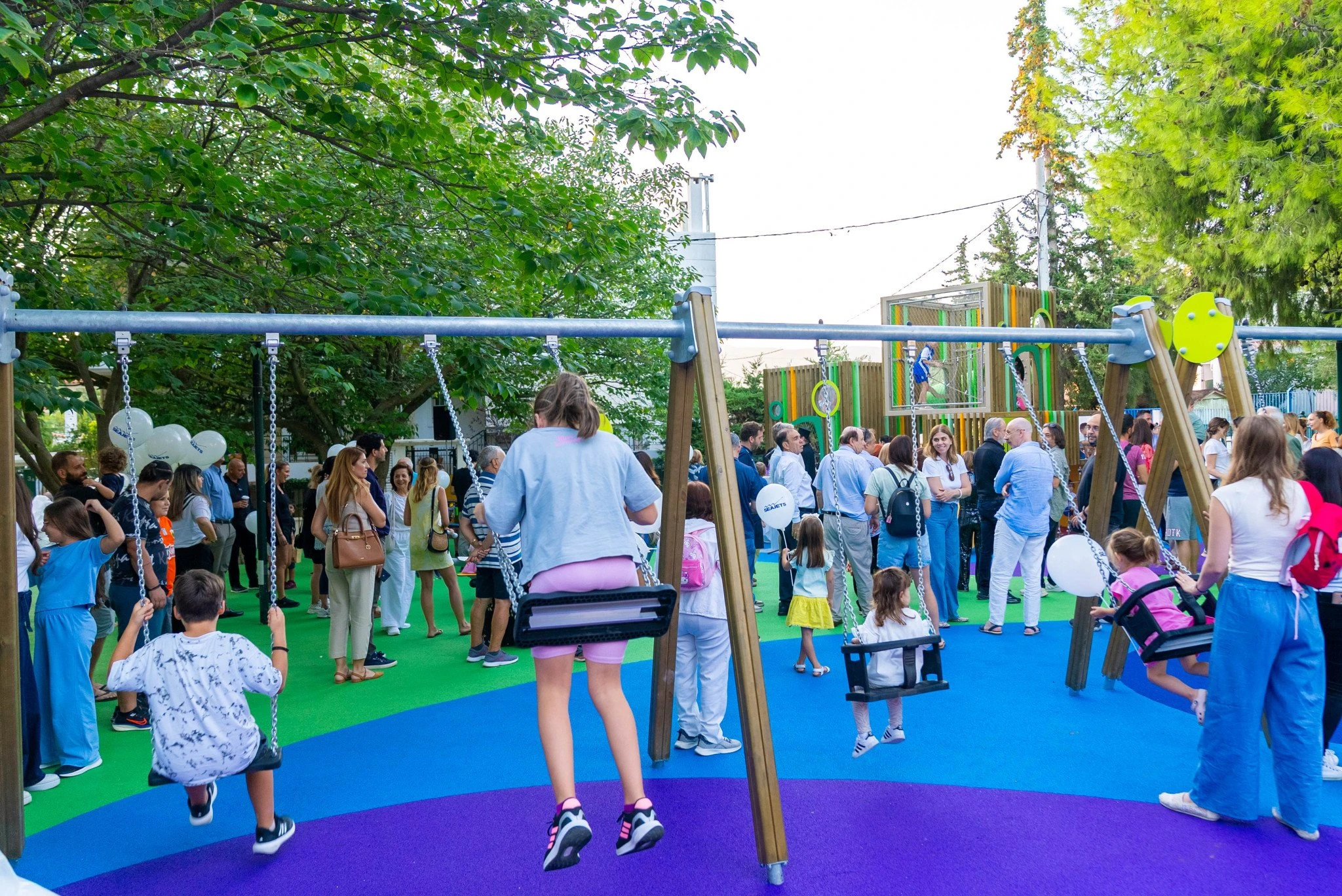 &nbsp;Πλήθος κόσμου και μικρών φίλων στα εγκαίνια της παιδικής χαράς στο Πάρκο Νεολαίας στη Νέα Ερυθραία.