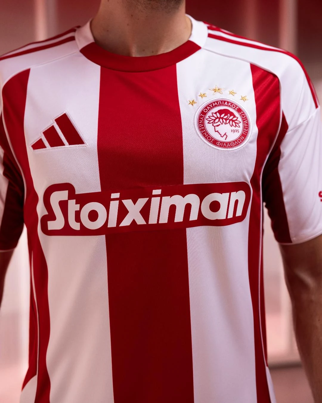 Η φανέλα του Ολυμπιακού με τη χορηγία της Stoiximan