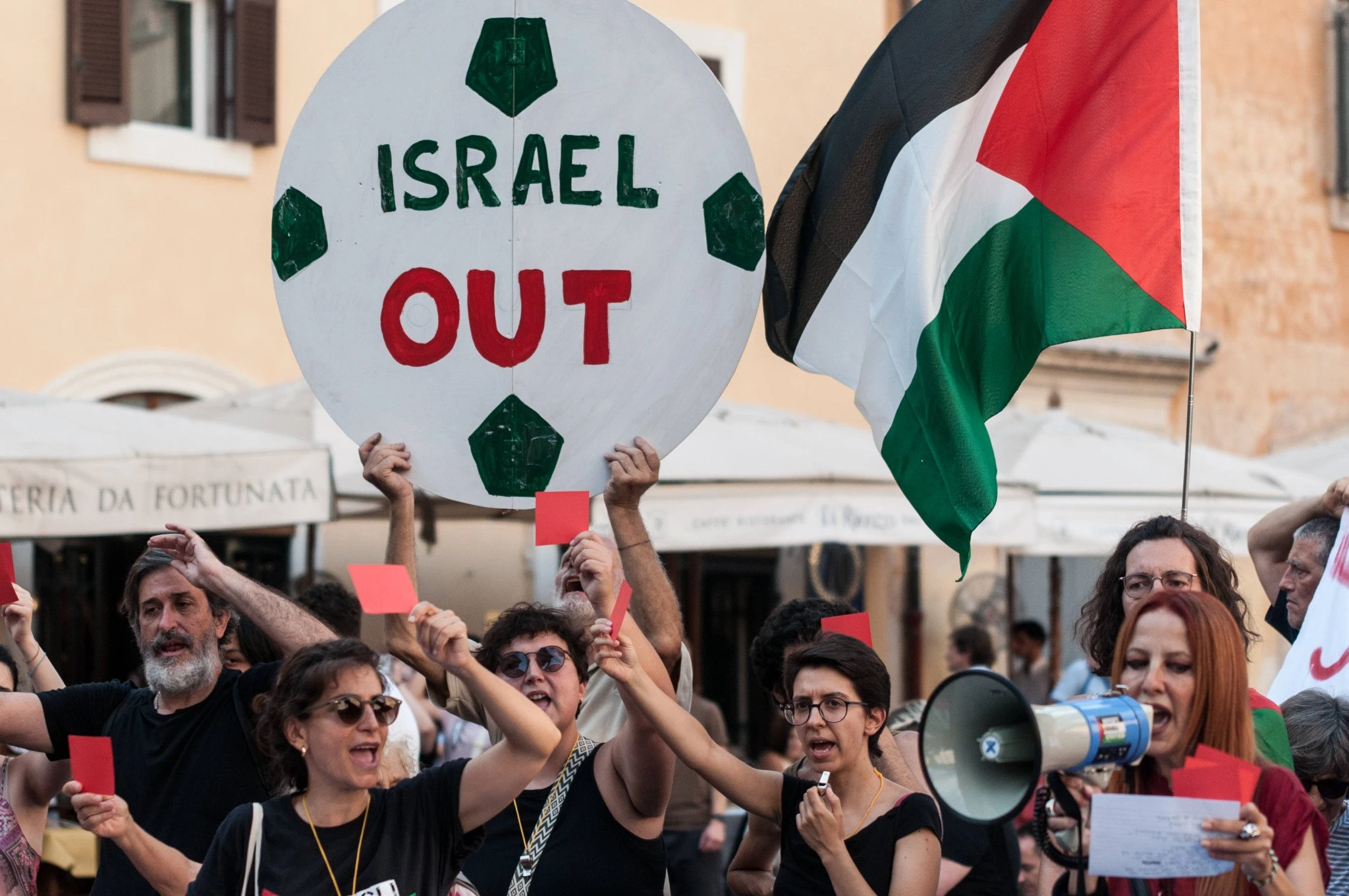 Διαμαρτυρία κατά της συμμετοχής του Ισραήλ σε ποδοσφαιρικές διοργανώσεις / Πηγή: Imago