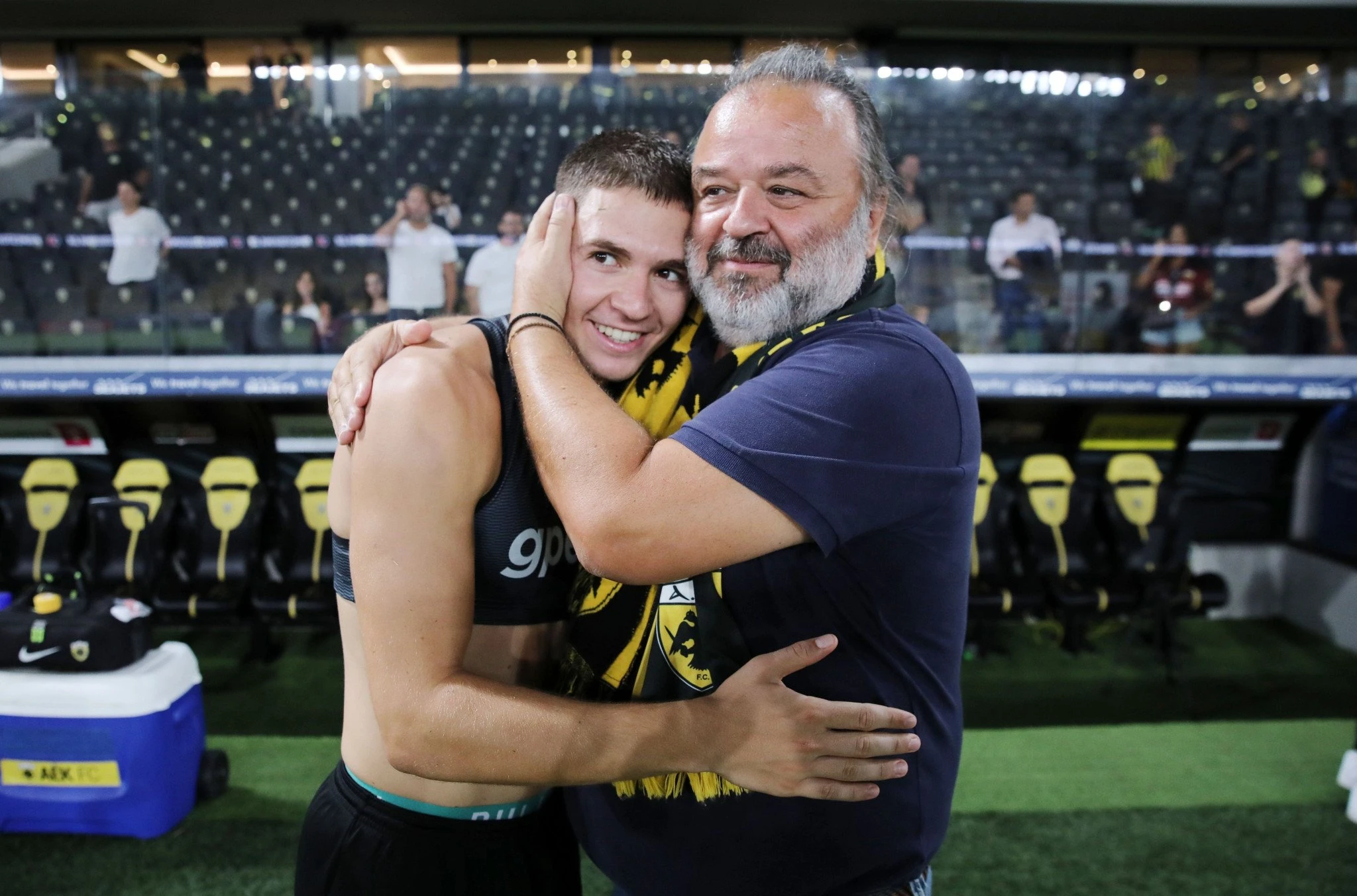 Ο Δημήτρης Καλοσκάμης με τον ιδιοκτήτη της ΑΕΚ, Μάριο Ηλιόπουλο / Πηγή: Intime