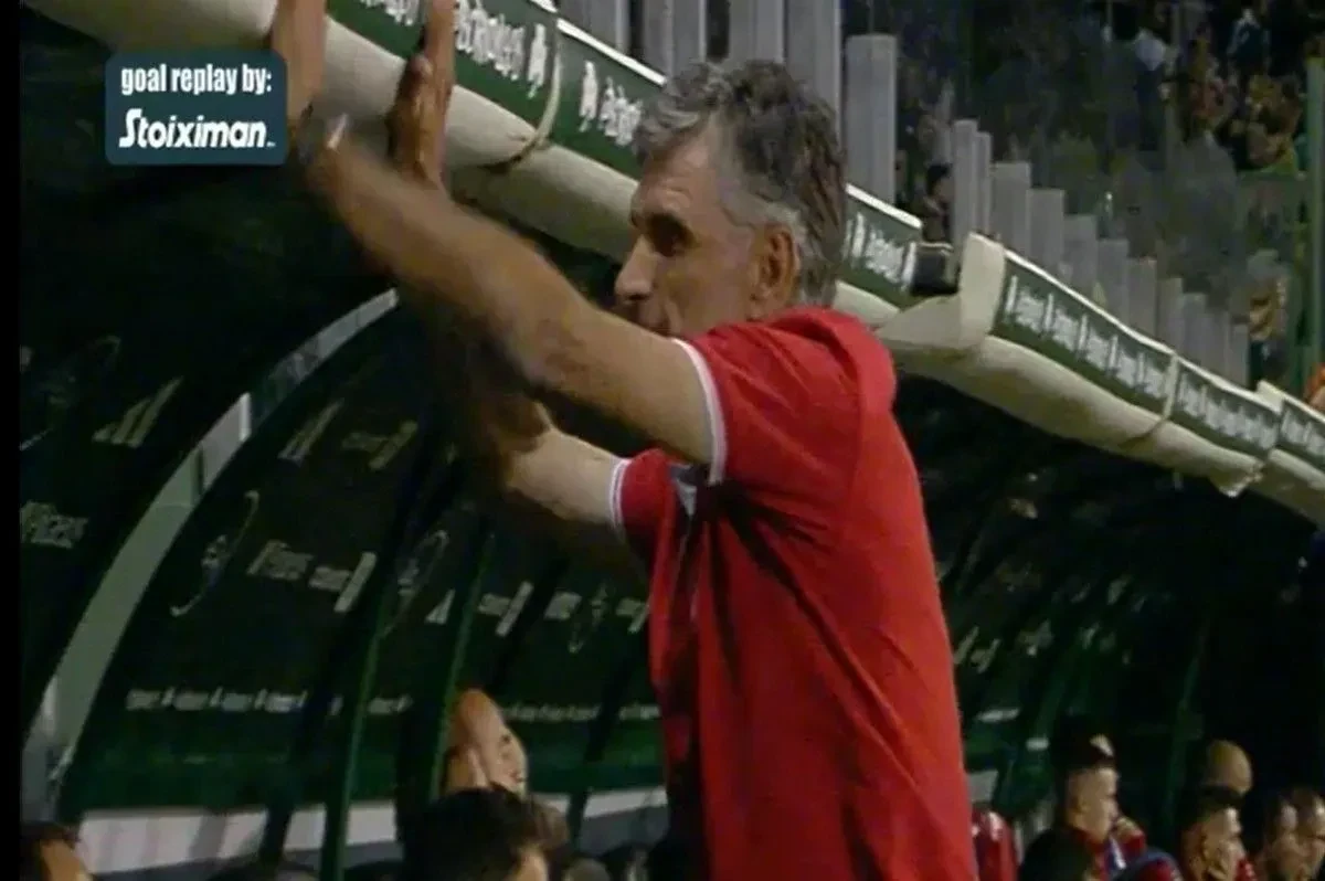 Ο Χοσέ Λουίς Μεντιλίμπαρ αφότου η ομάδα του δέχτηκε γκολ&nbsp;