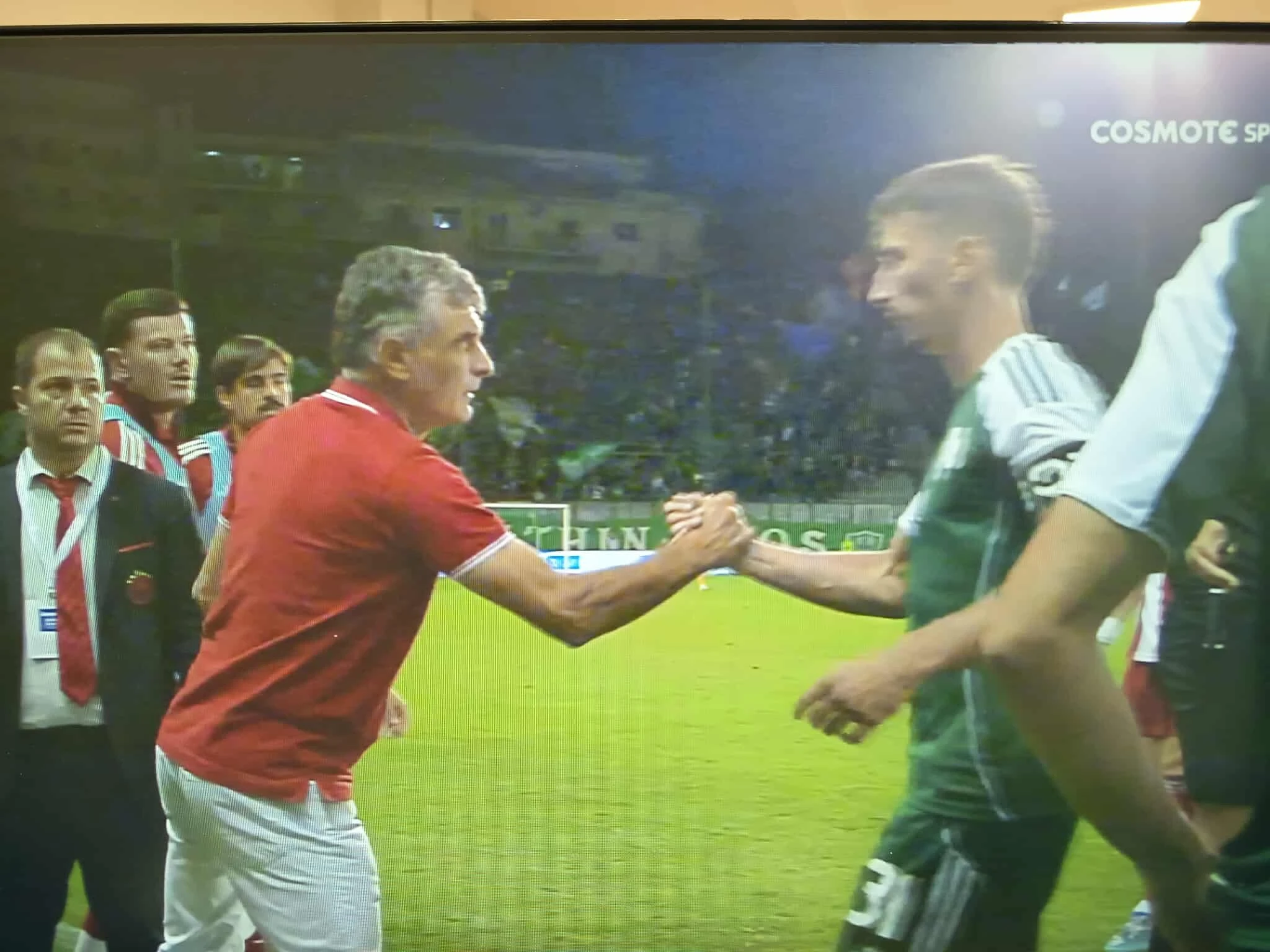 Η χειραψία ανάμεσα στον Μεντιλίμπαρ και τον Τζούρισιτς